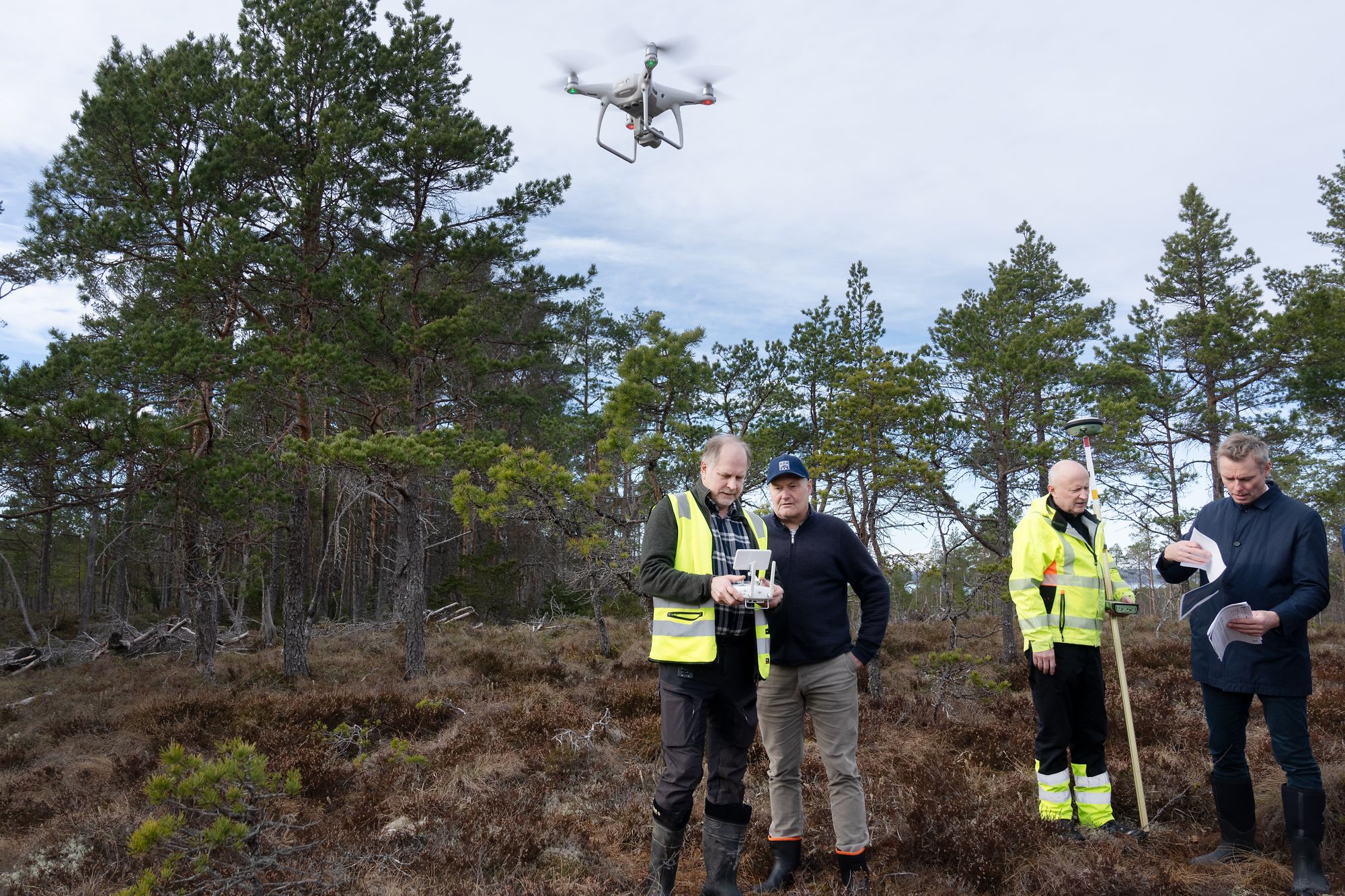 Befaring på potensielt kjernekraftverk i Taftøy Næringspark i Aure og Heim kommuner. Øyvind Engvik ( med drone), Sikkerhetsdirektør i Norsk Kjernekraft Roger Hoel, John Aune fra Heim kommune, Ola Borten Moe.
