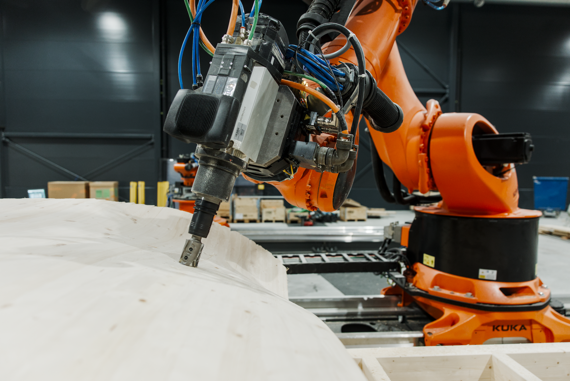 Roboten freser ut det som skal bli en av tennene til Jens i Dyreparkens nye attraksjon.