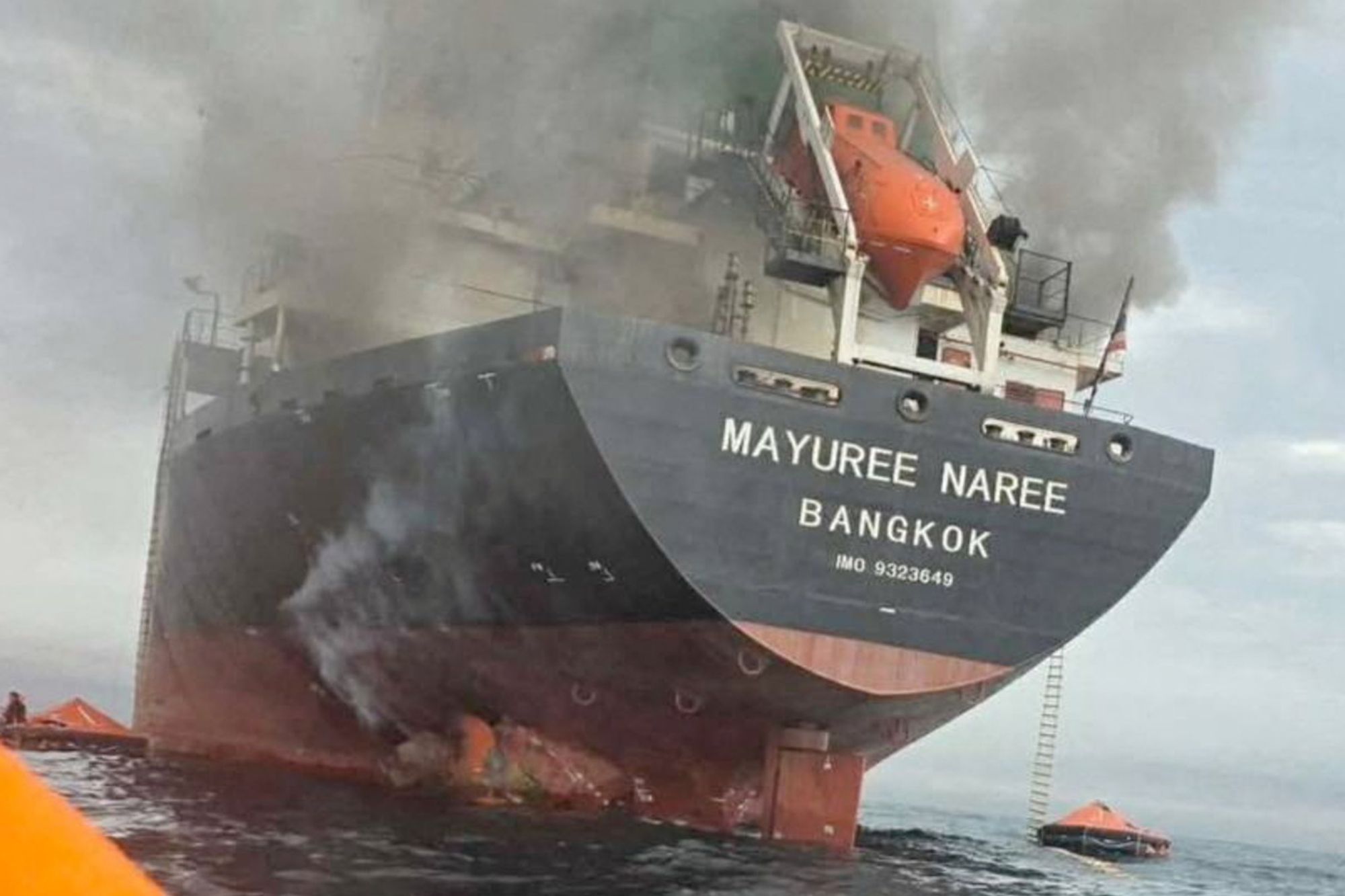 Det Thailand-flaggede lasteskipet Mayuree Naree i flammer i Hormuzstredet, 11. mars. 