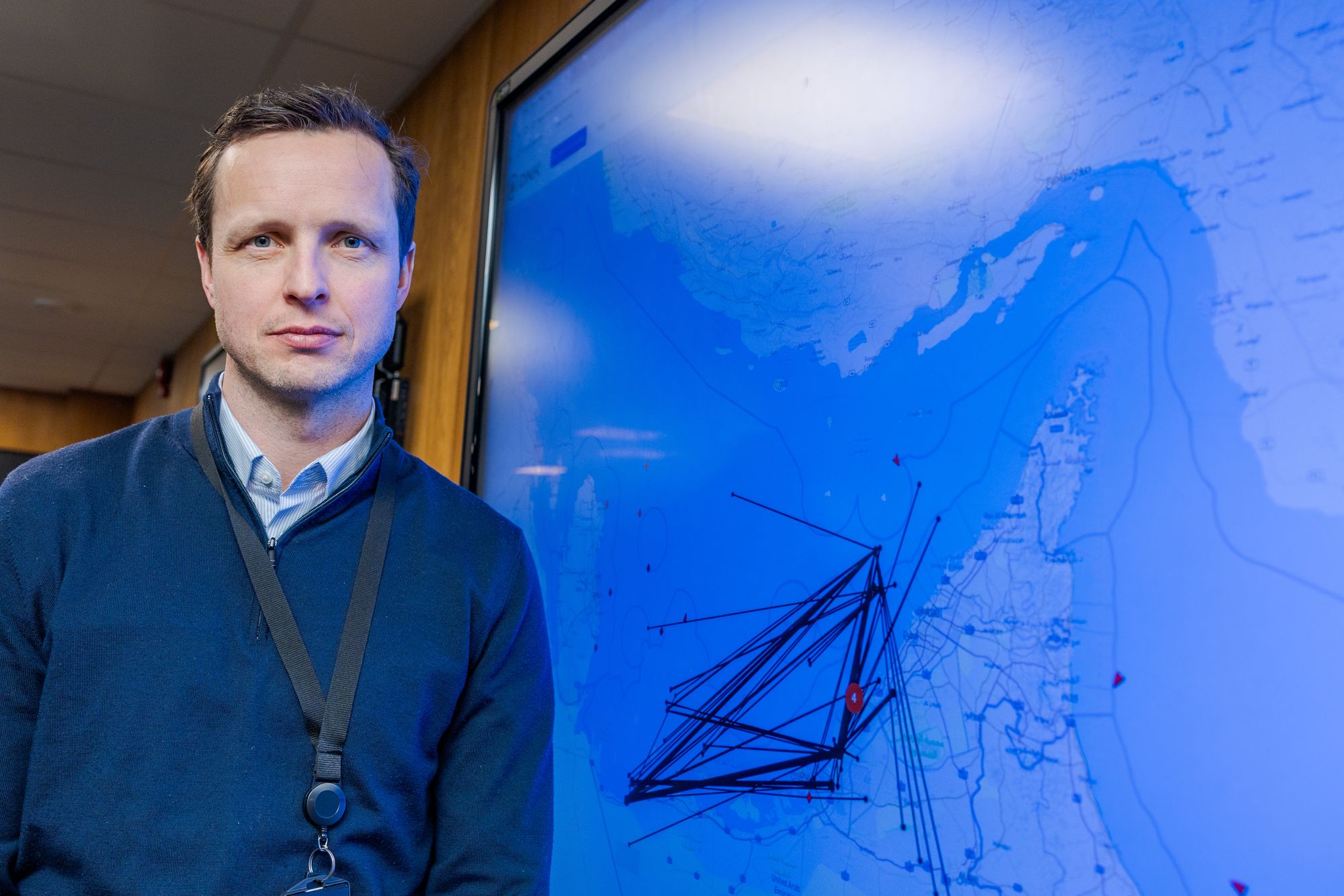 Lars Benjamin Vold, daglig leder i Norma Cyber, bekrefter at utdatert programvare som Windows XP fremdeles dukker opp på helt nye skip. Han peker på komplekse krav til testing og godkjenning som en del av forklaringen på hvorfor teknologien om bord ofte ligger etter utviklingen på land.