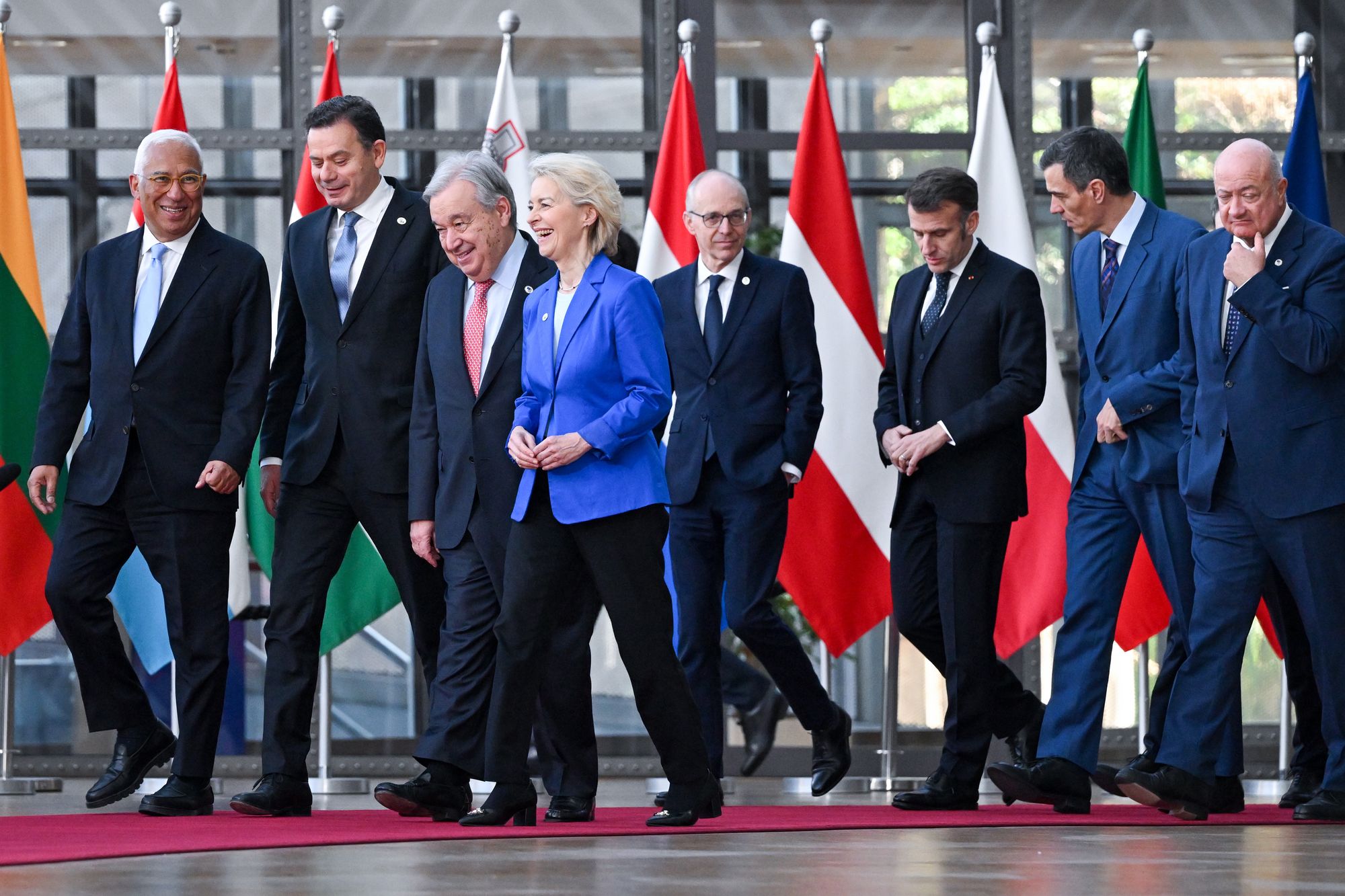 Det var god stemning under familiebildet for toppmøtet. Det skal det ikke ha vært under diskusjonene med Ungarn om kriselånet til Ukraina.