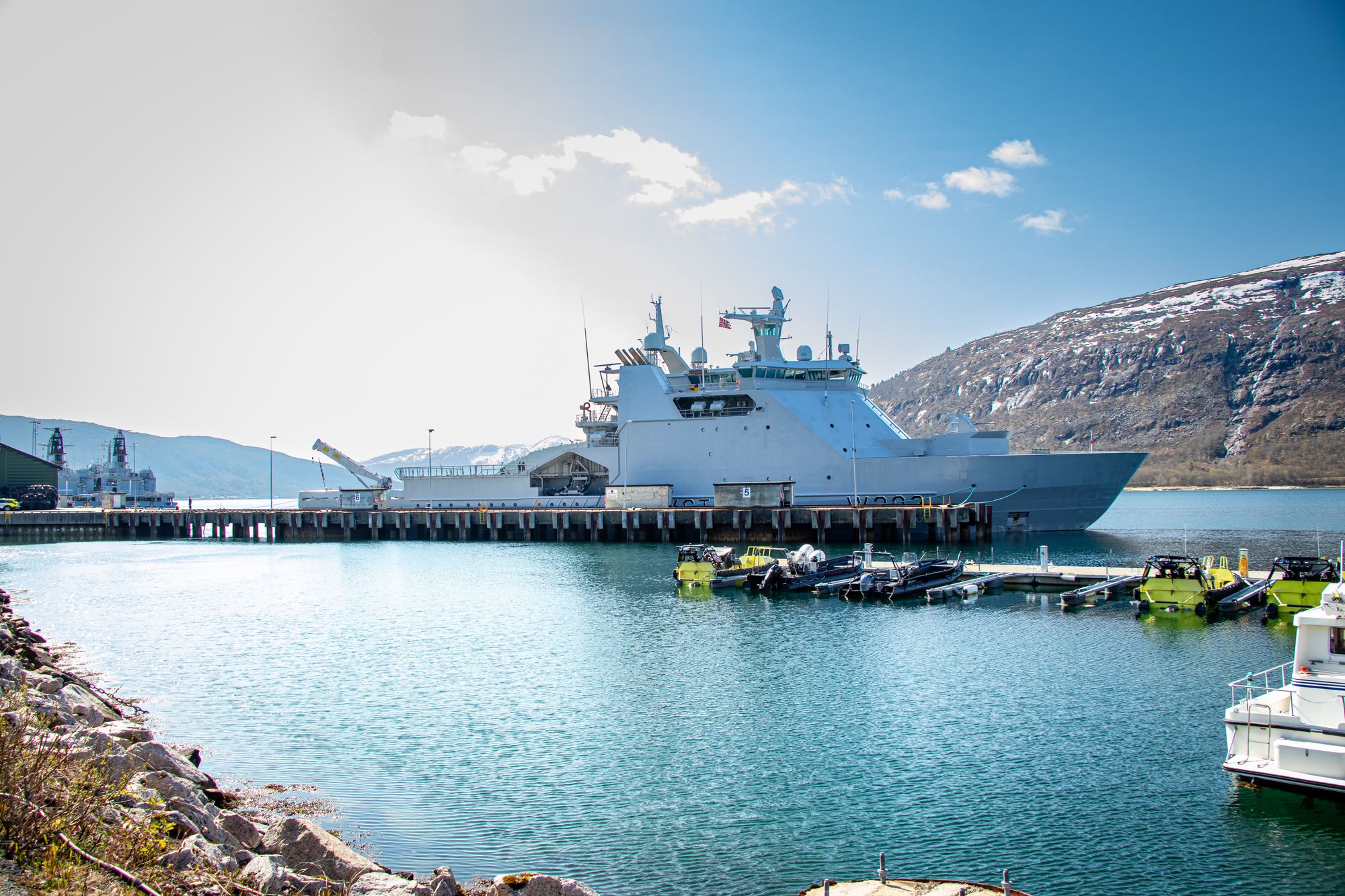 Det i dette området at turister ulovlig fløy med droner. Bildet er fra en tigligere anledning der kystvaktfartøyet KV Svalbard var på besøk i Ramsund.