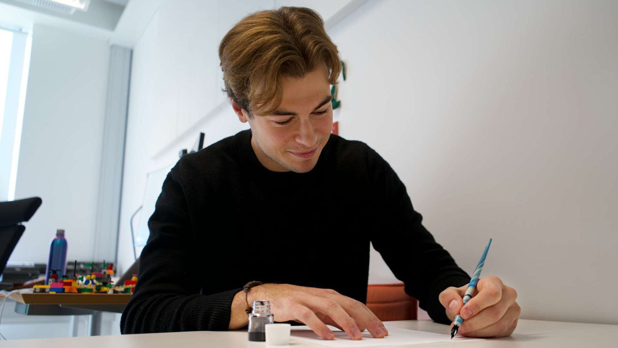 Deniz Sæther-Mehmetoglu viser hvordan fyllepennen skal holdes.