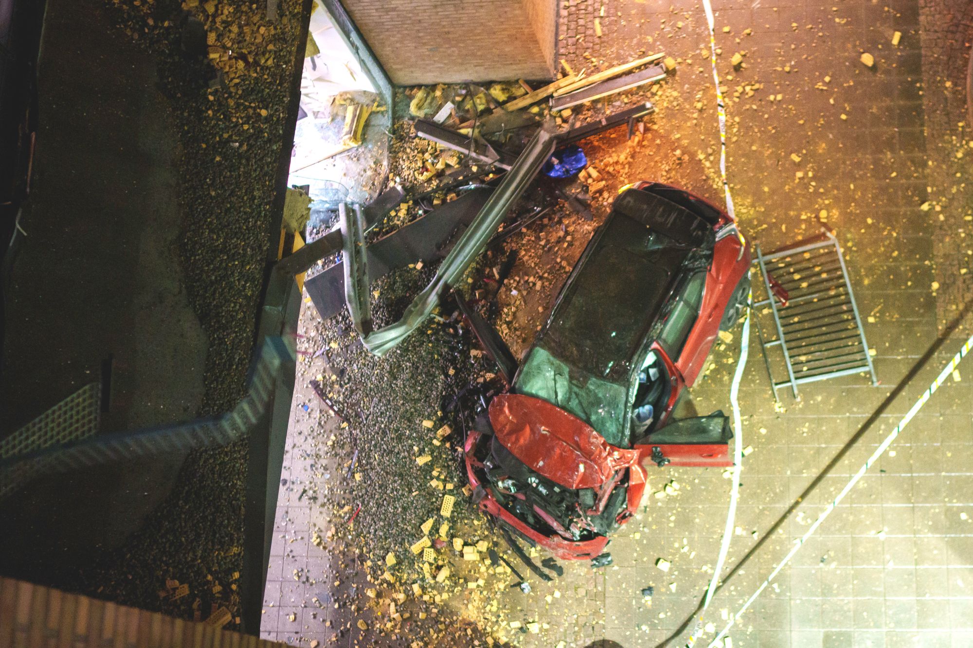 En mann omkom da en bil kjørte utfor og falt fire etasjer fra parkeringshuset på Sandvika storsenter i Bærum i 2024. Nå vil politiet henlegge saken.