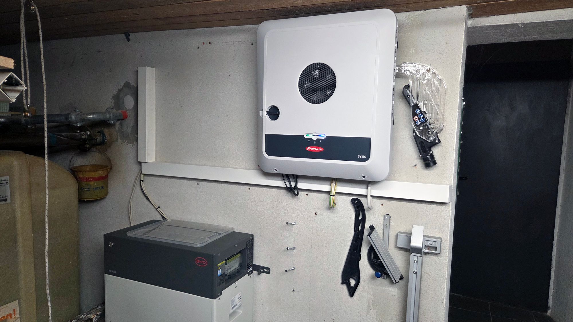 Slik ser det ut i kjelleren til Berndt Scheidt i Tyskland, med batteri til å kunne lagre strøm fra solcellene han har på taket. Det blir et stadig vanligere syn i Europa. I Norge finnes det derimot lite av dette, og heller ingen støtteordninger for hjemmebatterier. 