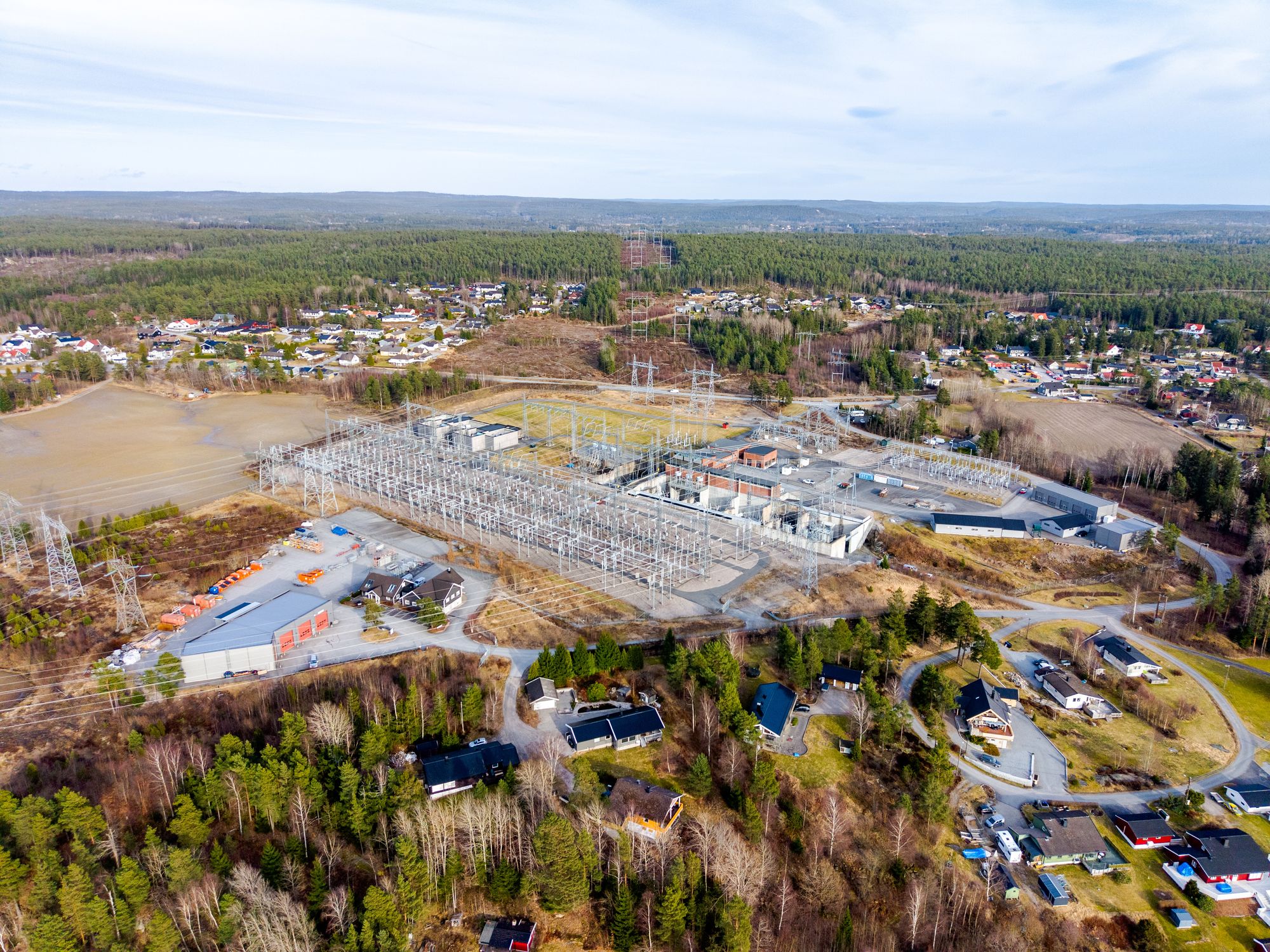 HAFSLUNDSØY 20260323
droebilder av Hasle trafo. ved glomma. Tomtene i bakgrunnen vurderes tildatasenter pga nærheten til vann for avkjling og tilgang til kraft.