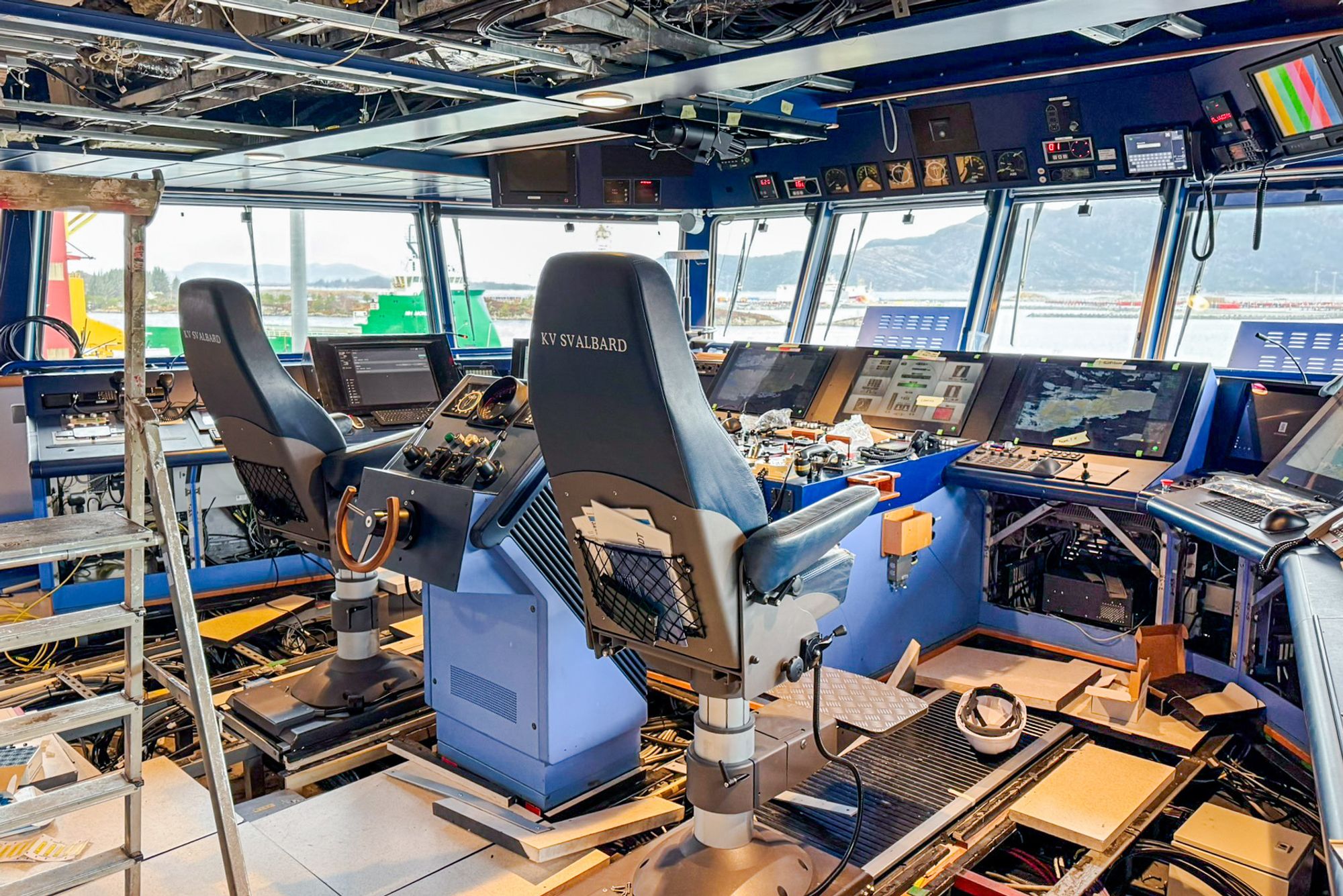 Det er mye som må demonteres på broen til KV Svalbard for å få på plass de nye systemene. 