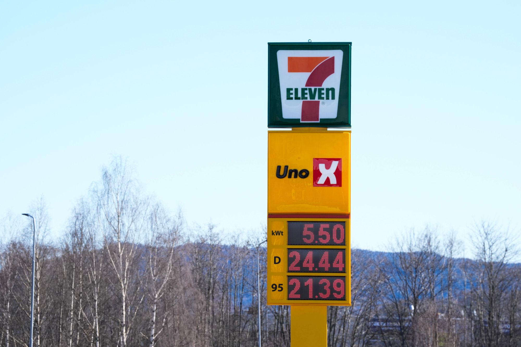 På Uno X i Hokksund kostet diesel 24,44 kroner og bensin 21,39 kroner per liter tirsdag, dagen før drivstoffavgiftene reduseres.