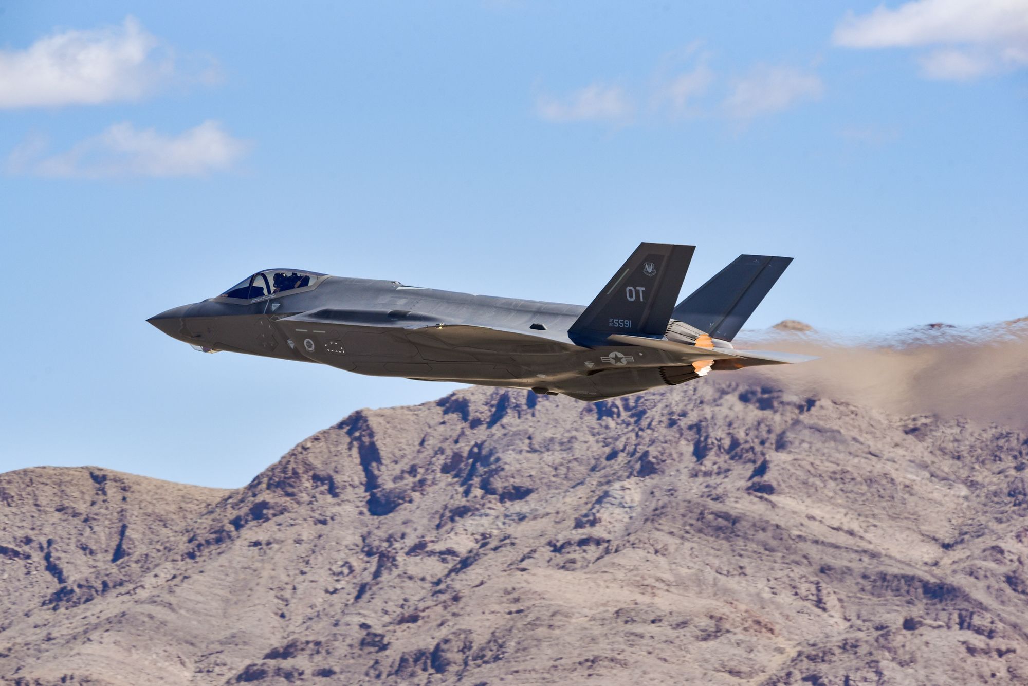 Det var et slikt fly som tirsdag styrtet i Nevada. Det amerikanske F-35 Lighting II-flyet på bildet er fotografert nær Nellis Air Force Base i Las Vegas ved en tidligere anledning.