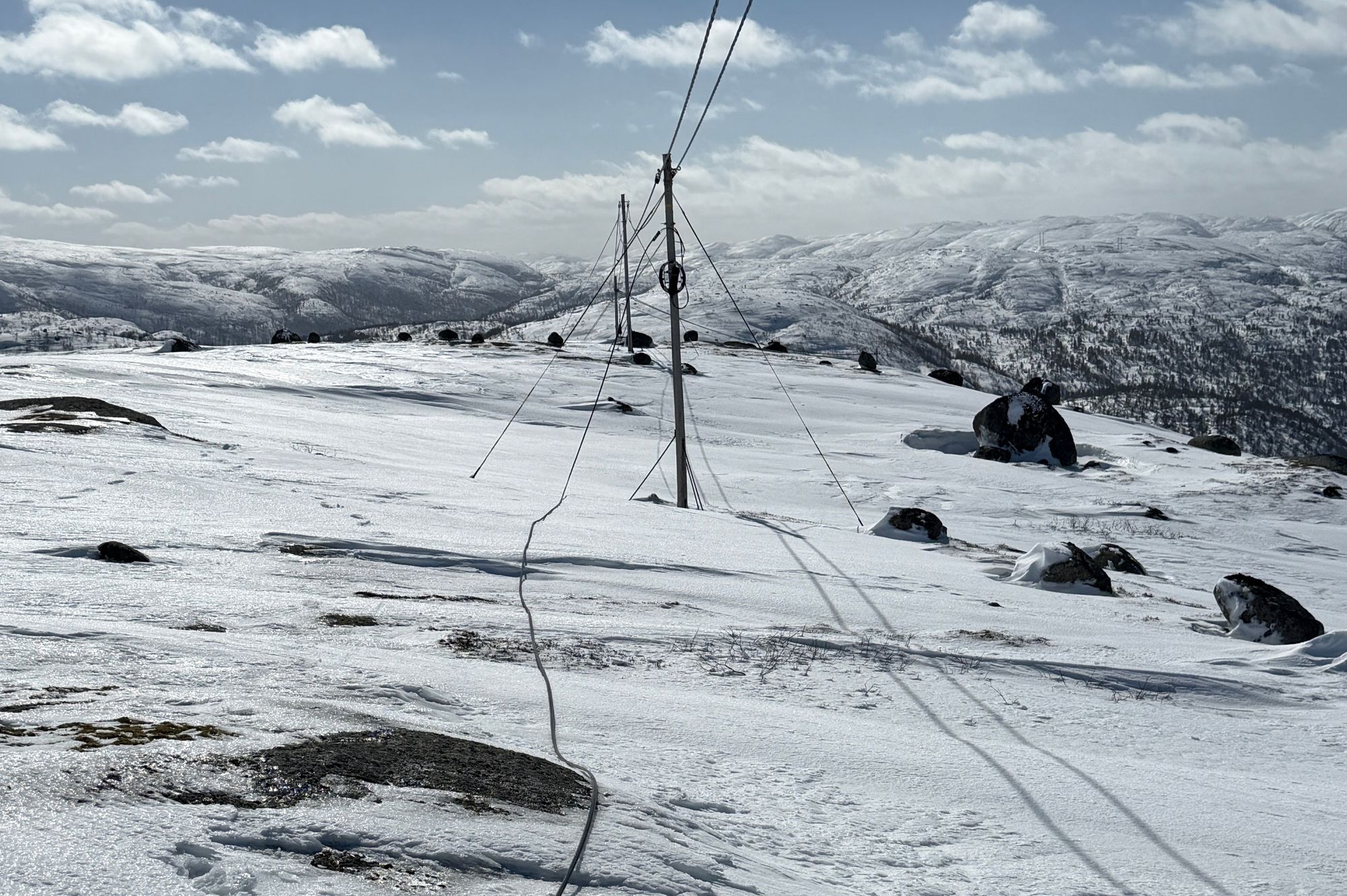 Stormen Dave har revet ned fiberkabler, slik at de havnet på bakken i Sirdal i Agder. Oftest er slike kabler i bakken, men her er det et luftspenn.