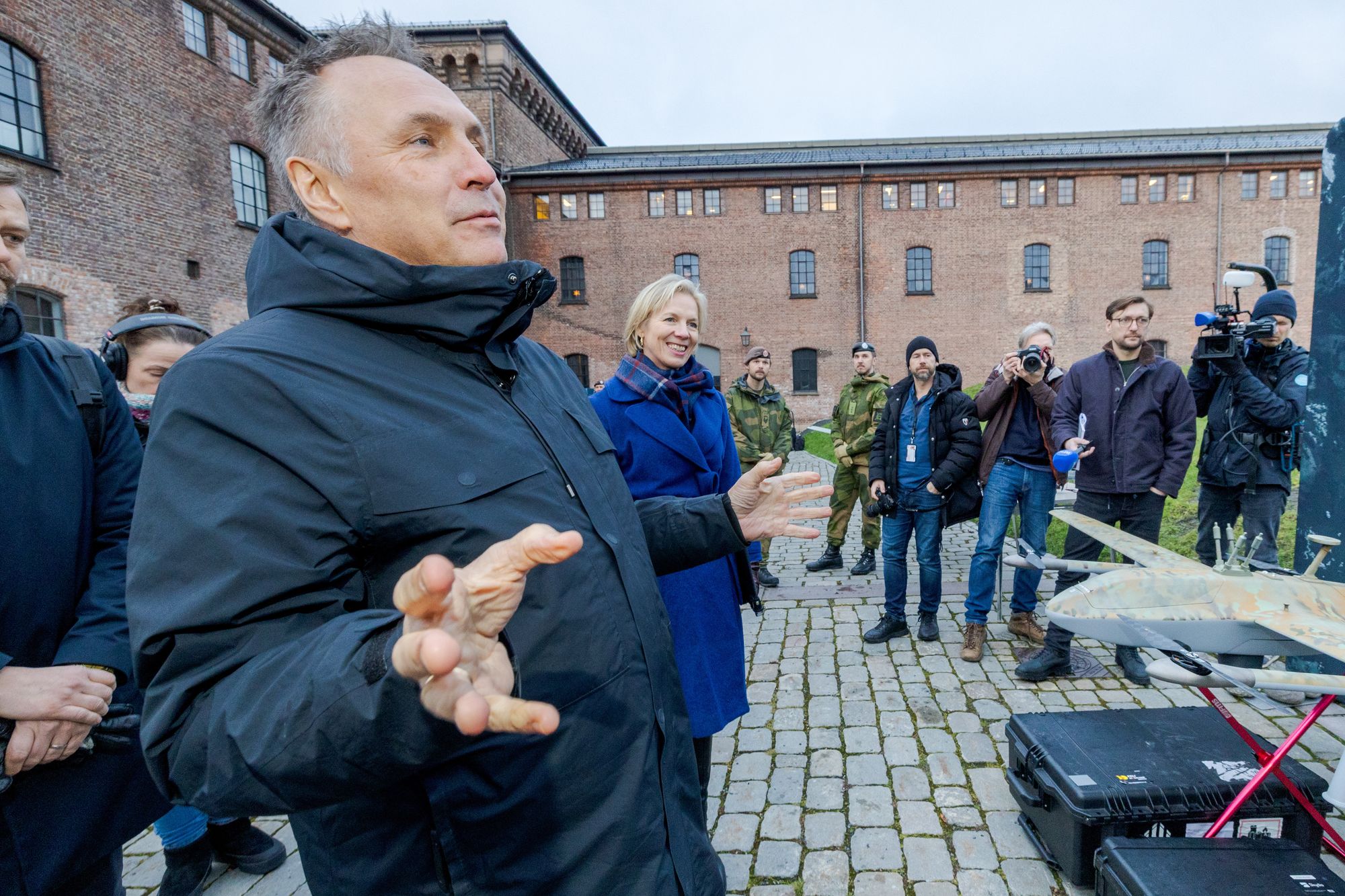 Forvarsminster Tore O. Sandvik peker på ukrainsk produksjonskapasitet dersom Norge raskt trenger droner. Bildet er fra en tidligere anledning.