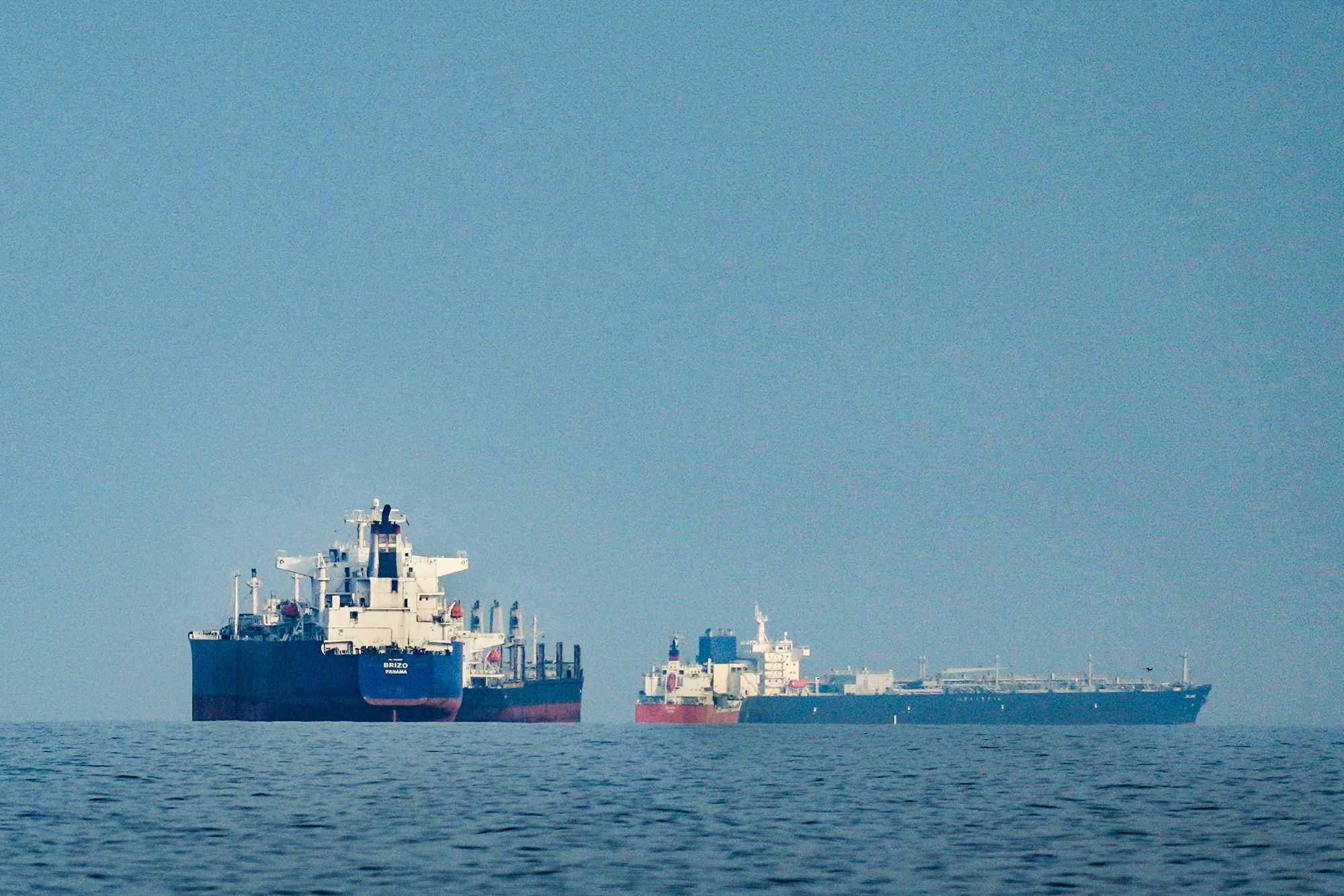 Mange oljetankere og andre skip har ventet lenge på å seile gjennom Hormuzstredet etter at krigen i Iran i praksis har stengt farvannet for skipstrafikk.