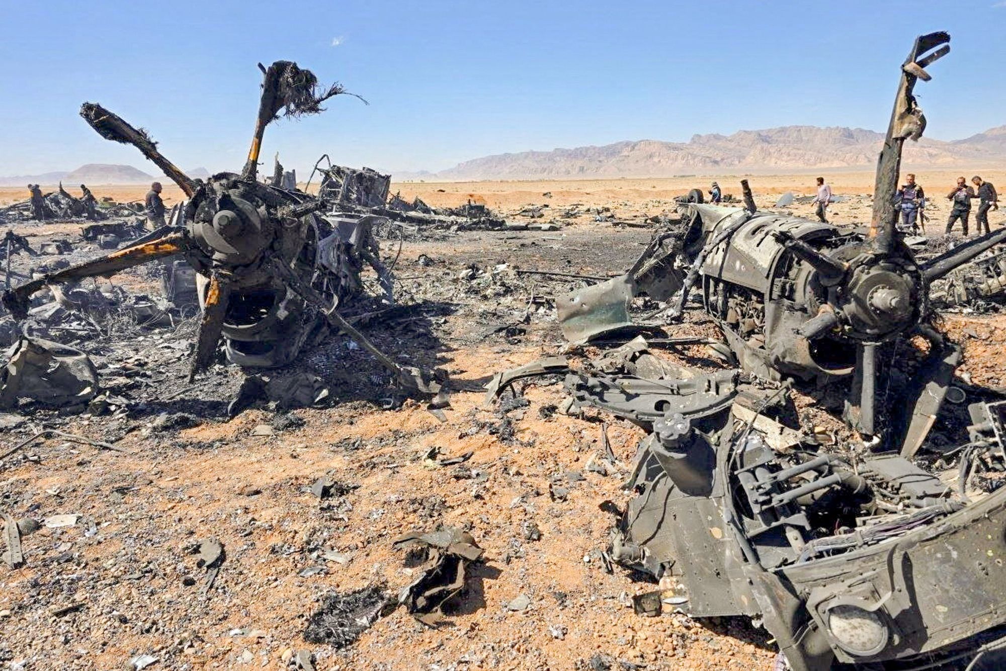 Bildet skal vise deler av fly og helikoptre som ble ødelagt under den siste av de to amerikanske redningsaksjonene i Iran sist helg. Bildet er delt av iranske myndigheter. 