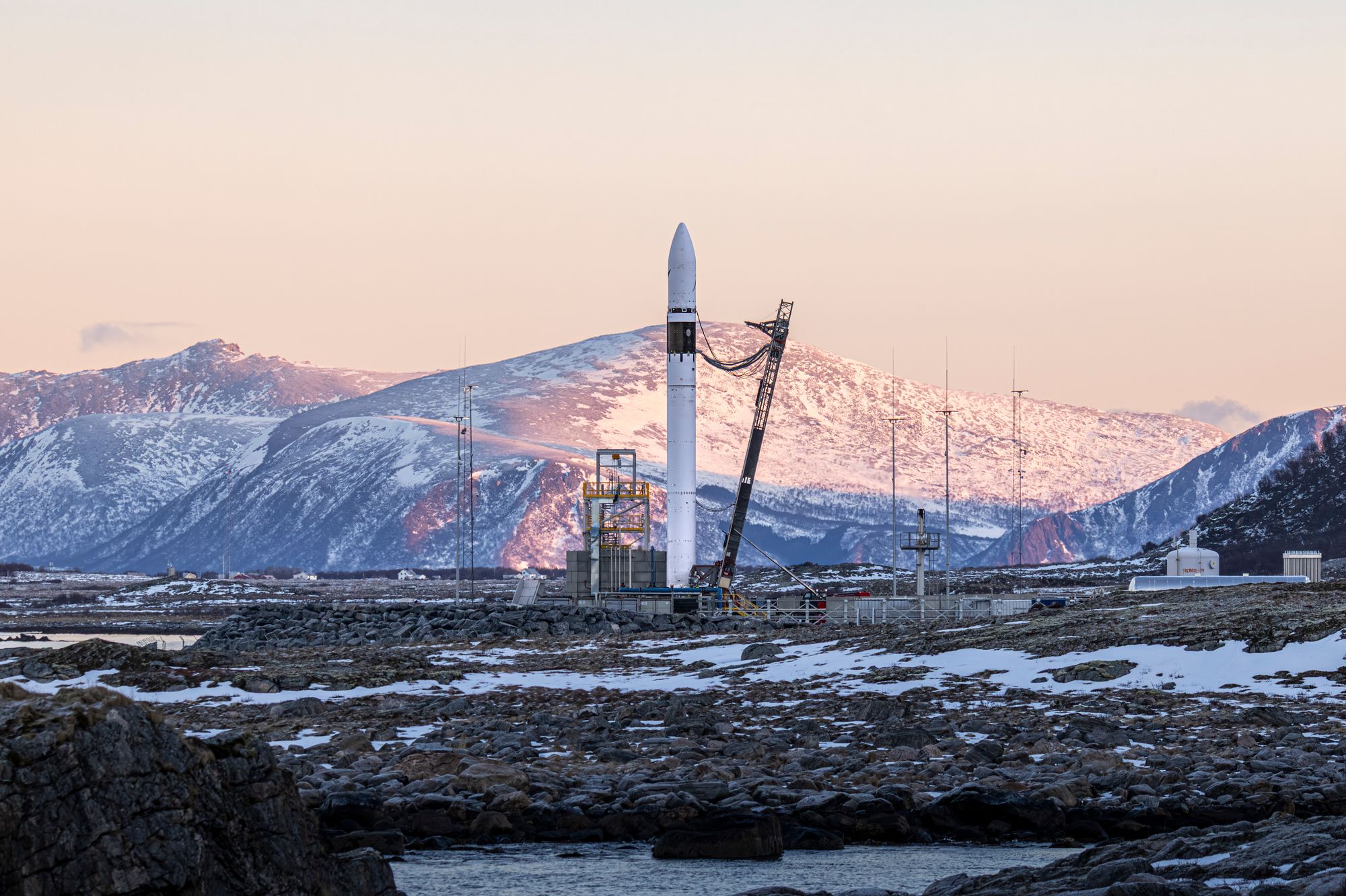 Raketten Spectrum 2 på oppskytningsrampen på Andøya før torsdagens avbrutte forsøk for oppdraget «Onward and Upward».