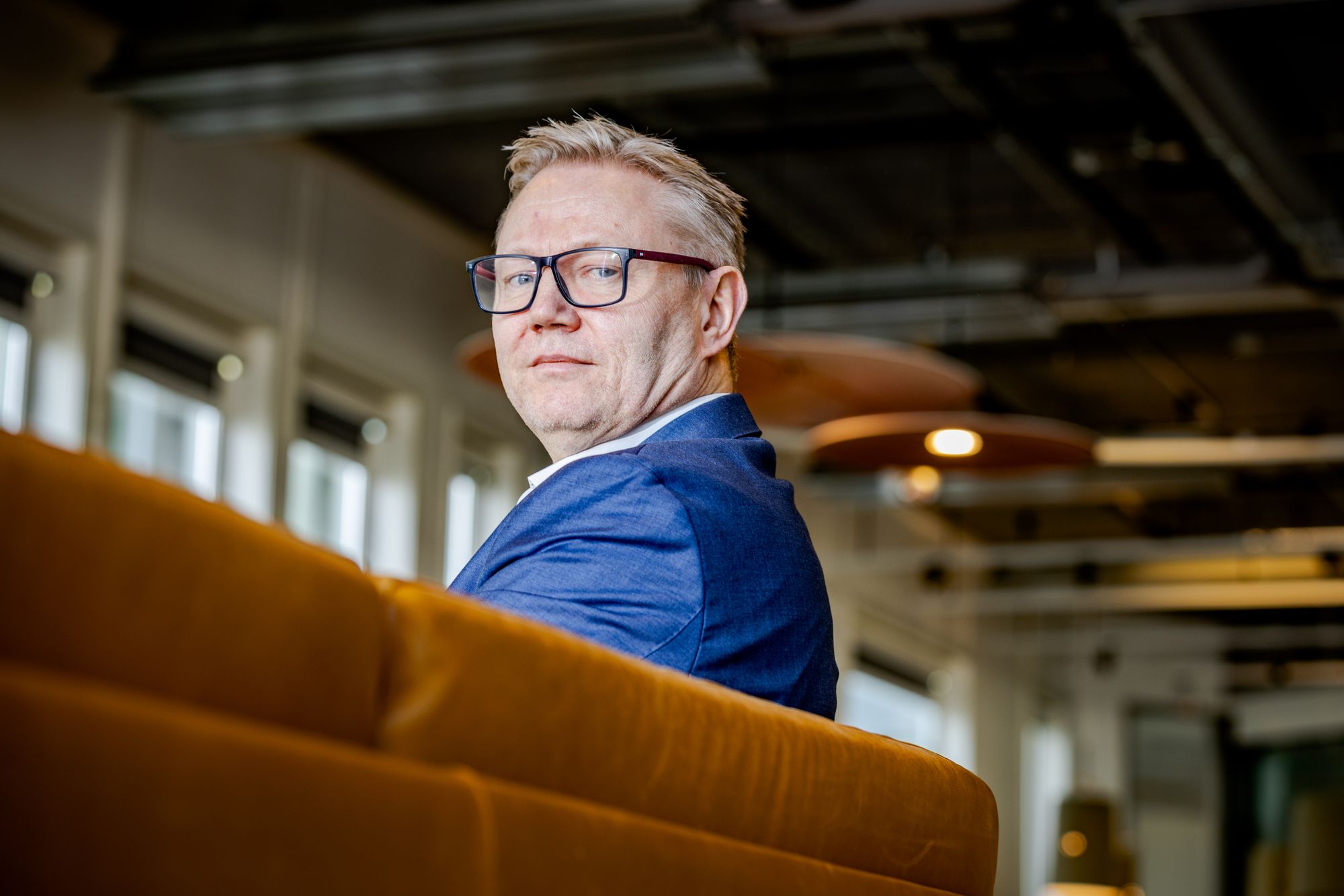 NSM-sjef Arne Christian Haugstøyl flamberer hummerskallet før han skal lage sin hummersuppe, som han serverer hver nyttårsaften.
