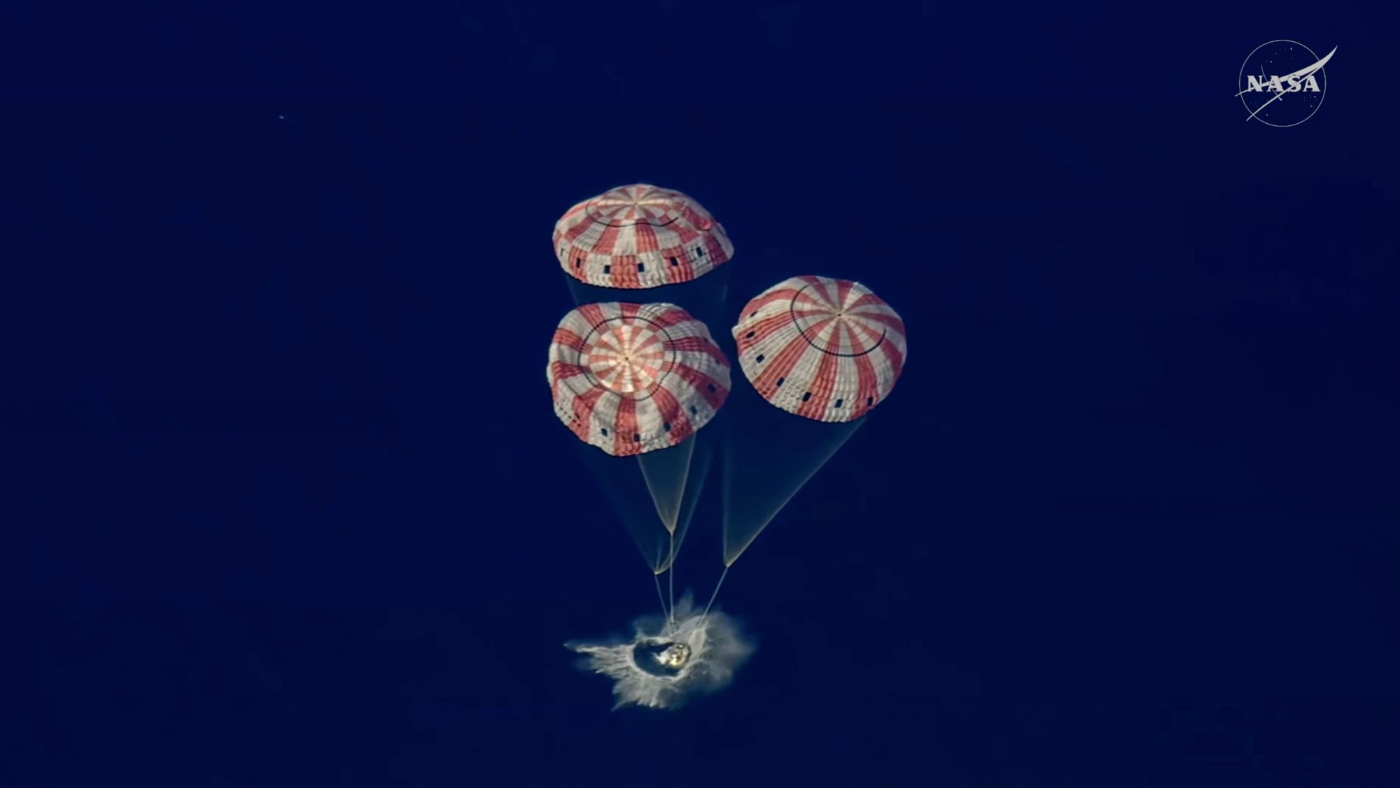 Orion-kapselen var helt i rute på sin ferd tilbake til jorden og landet i Stillehavet noen minutter etter klokken 2 natt til lørdag norsk tid.