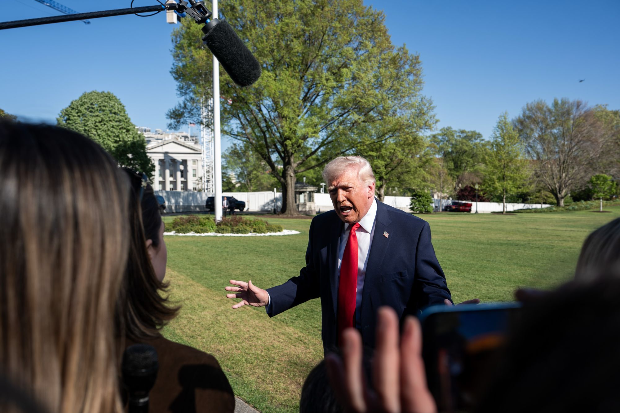 USAs president Donald Trump snakker til media foran Det hvite hus i Washington rett før han skal om bord helikopteret Marine One lørdag 11. april. 