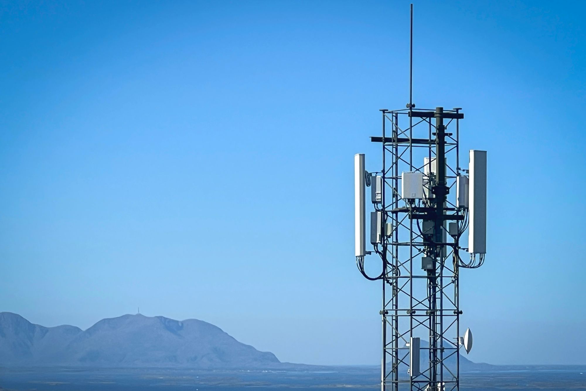 Ice og Telia planlegger å samarbeide om radiodelen av mobilnettet. I Europa er det ikke uvanlig med slike samarbeid om infrastruktur. Her illustrert med en basestasjon ved kysten i Nord-Norge.