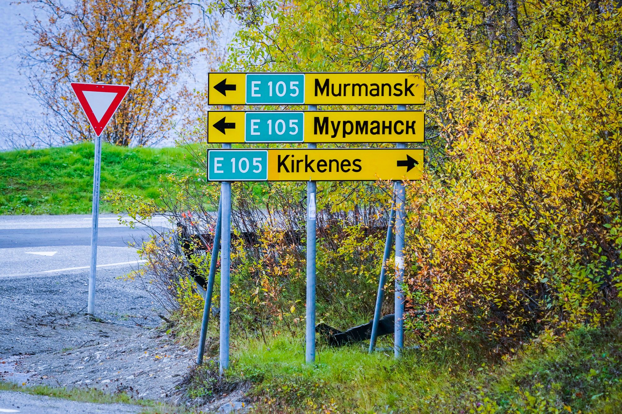 Straks er det slutt for skilt som viser til Murmansk på russisk. Bildet er tatt ved Storskog grensestasjon i Finnmark. 