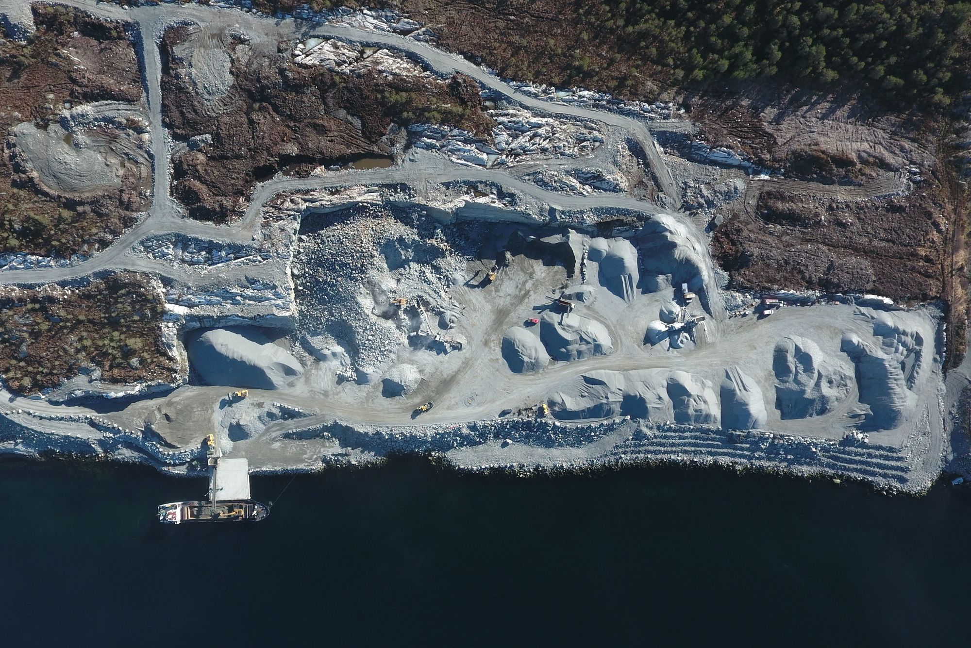 Slik så tomten til Salfjord ut i mars i år. Første byggetrinn av oppdrettsanlegget skal etter planen stå klart i 2028. 