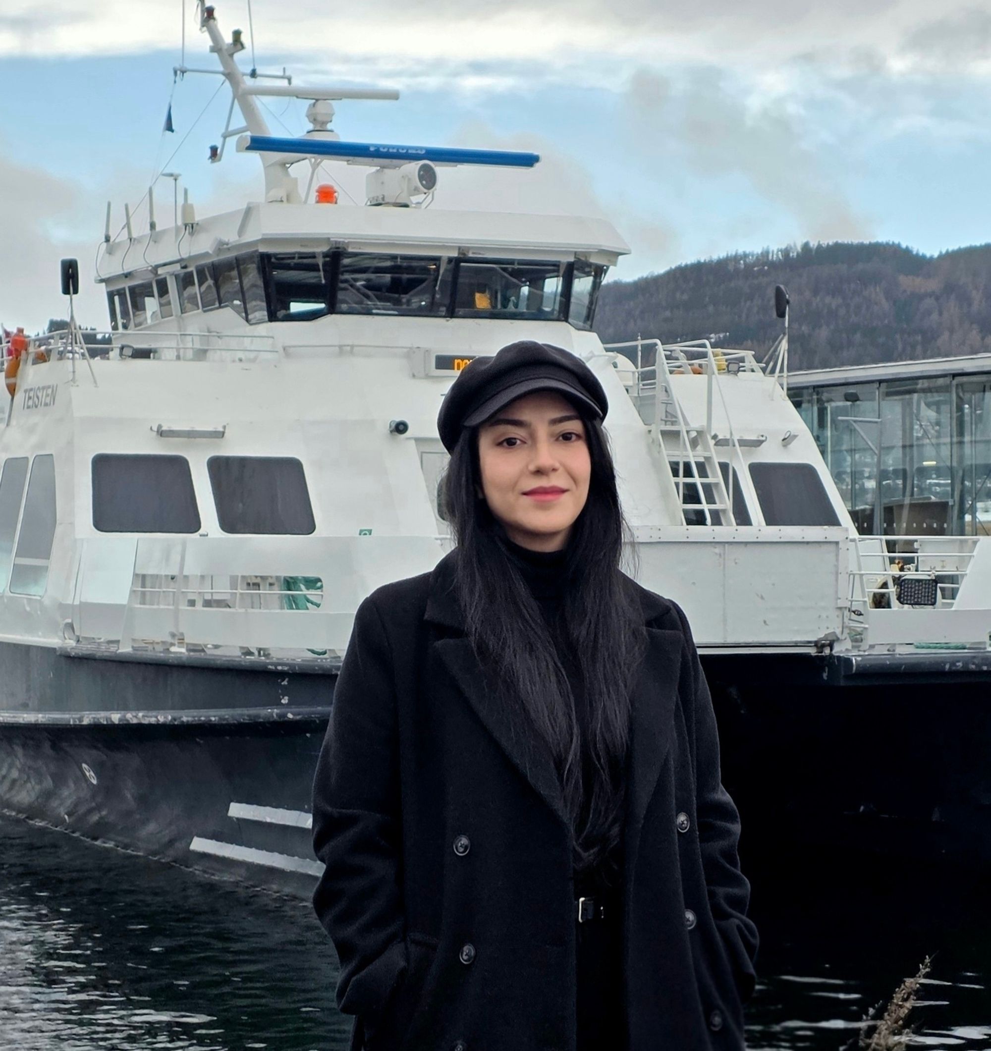 Ved å kombinere batterier og brenselceller med hydrogen kan selv den krevende ruten mellom Bodø og Sandnessjøen bli utslippsfri.  Hurtigbåten MS «Elsa Laula Renberg» er en av to som brukes på Nordlandsekspressen. Forskere samlet inn og analyserte seilingsdata fra et helt år. De laget en modell for å beregne energibruk og muligheter for å finne løsninger som gir null utslipp.