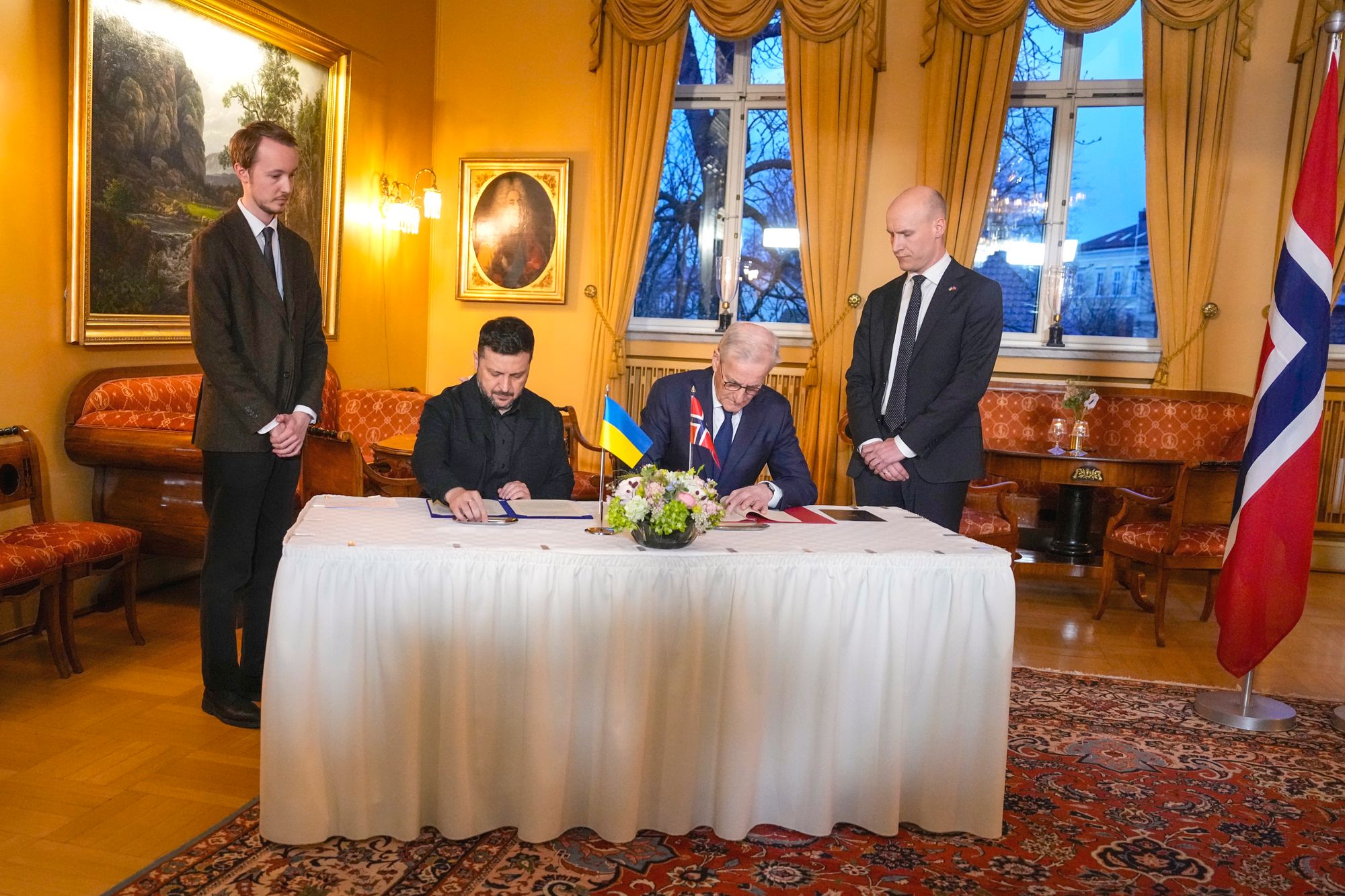 Ukrainas president Volodymyr Zelenskyj og statsminister Jonas Gahr Støre undertegner en avtale om tettere forsvarssamarbeid. 