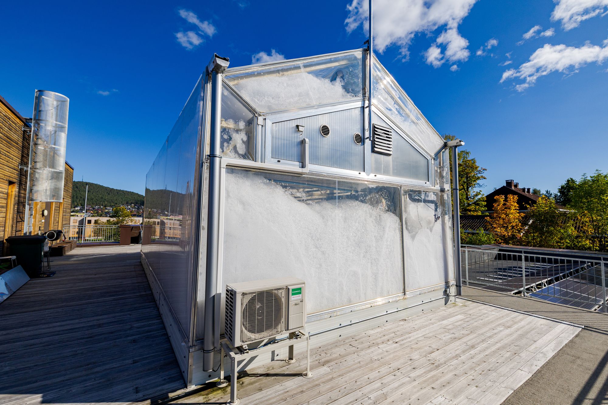 Veggene på drivhuset isoleres av såpebobler. Det er helt vanlig Zalo oppvaskmiddel som brukes. Sensorer styrer når det skal produseres såpebobler og når de skal sprekke, avhengig av vær og temperatur.