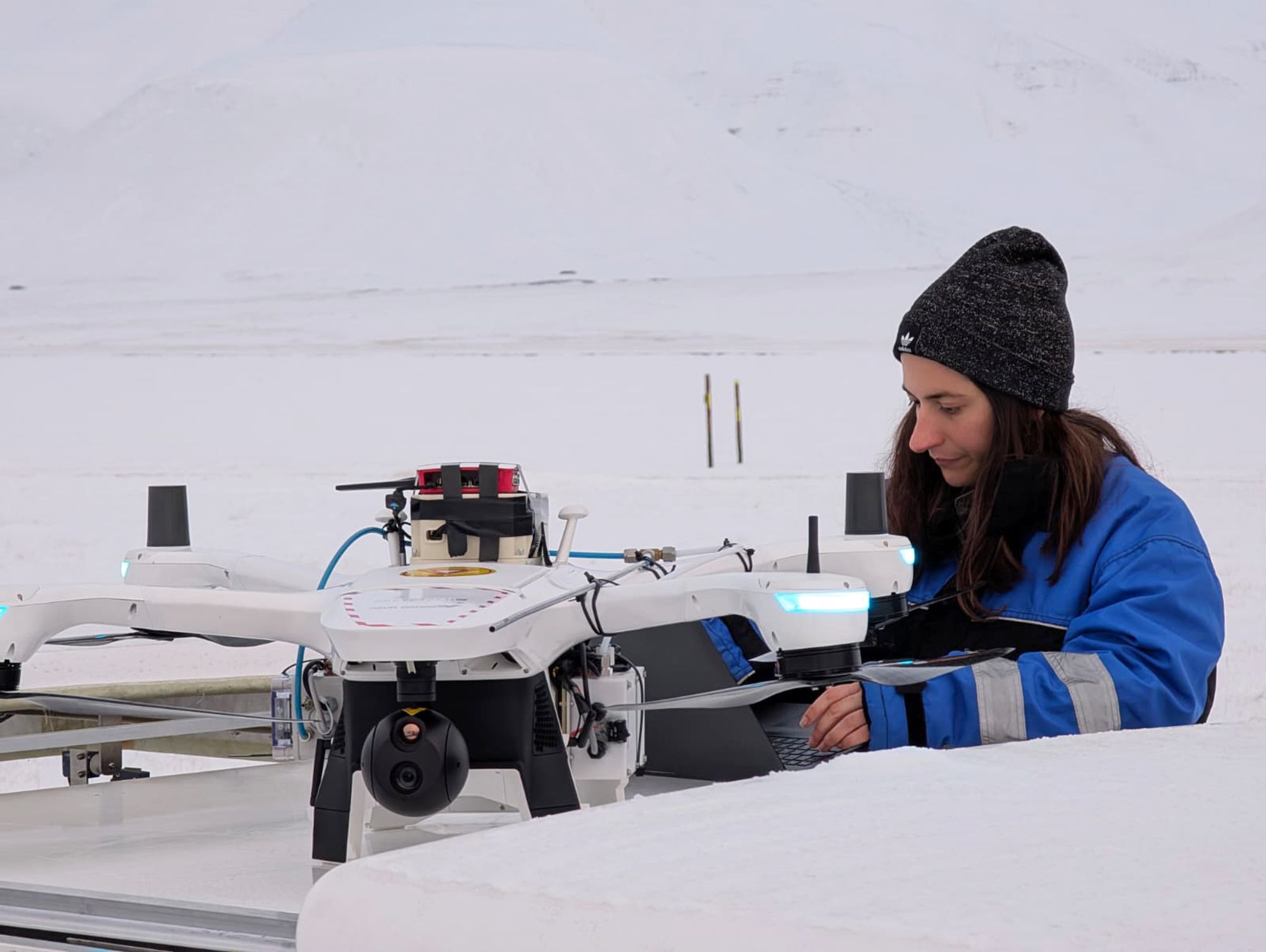 På Svalbard fikk PhD-stipendiat Huy Duong Gia og resten av teamet testet det komplette systemet i arktiske forhold. Her står Skeyetech-dronen fra Azur Drones på dokkingstasjonen. Ifølge droneselskapet var det mest utfordrende å frakte dokkingen, som veier over 400 kg, til det øde testområdet.