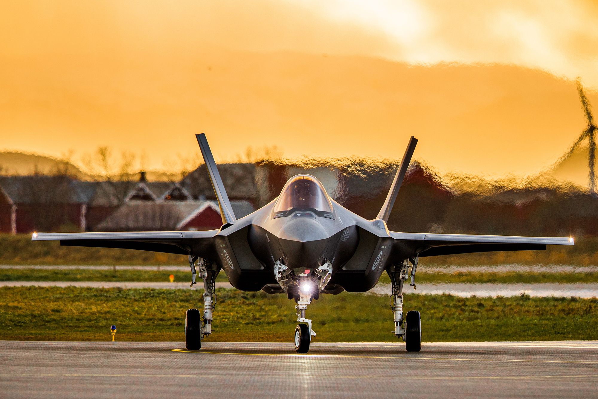 F-35-flyene har israelske deler. Å klare seg uten slikt forsvarsmateriell vil gjøre det helt umulig å bygge opp Forsvaret, sier forsvarsministeren.