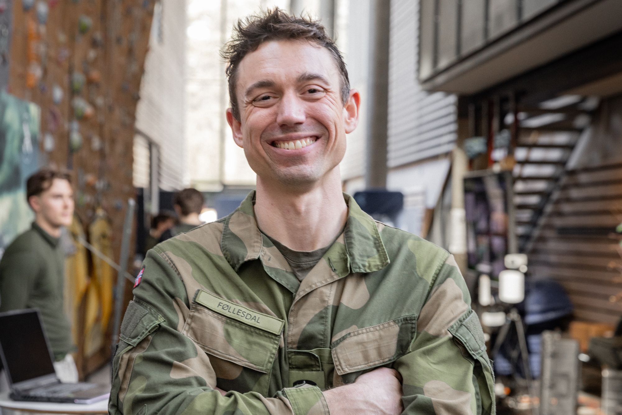 Sindre Føllesdal, produkteier i Team 5G ved CIS-regimentet i Cyberforsvaret, sier smarttelefonene kan bli det nye internsambandet i Forsvaret.