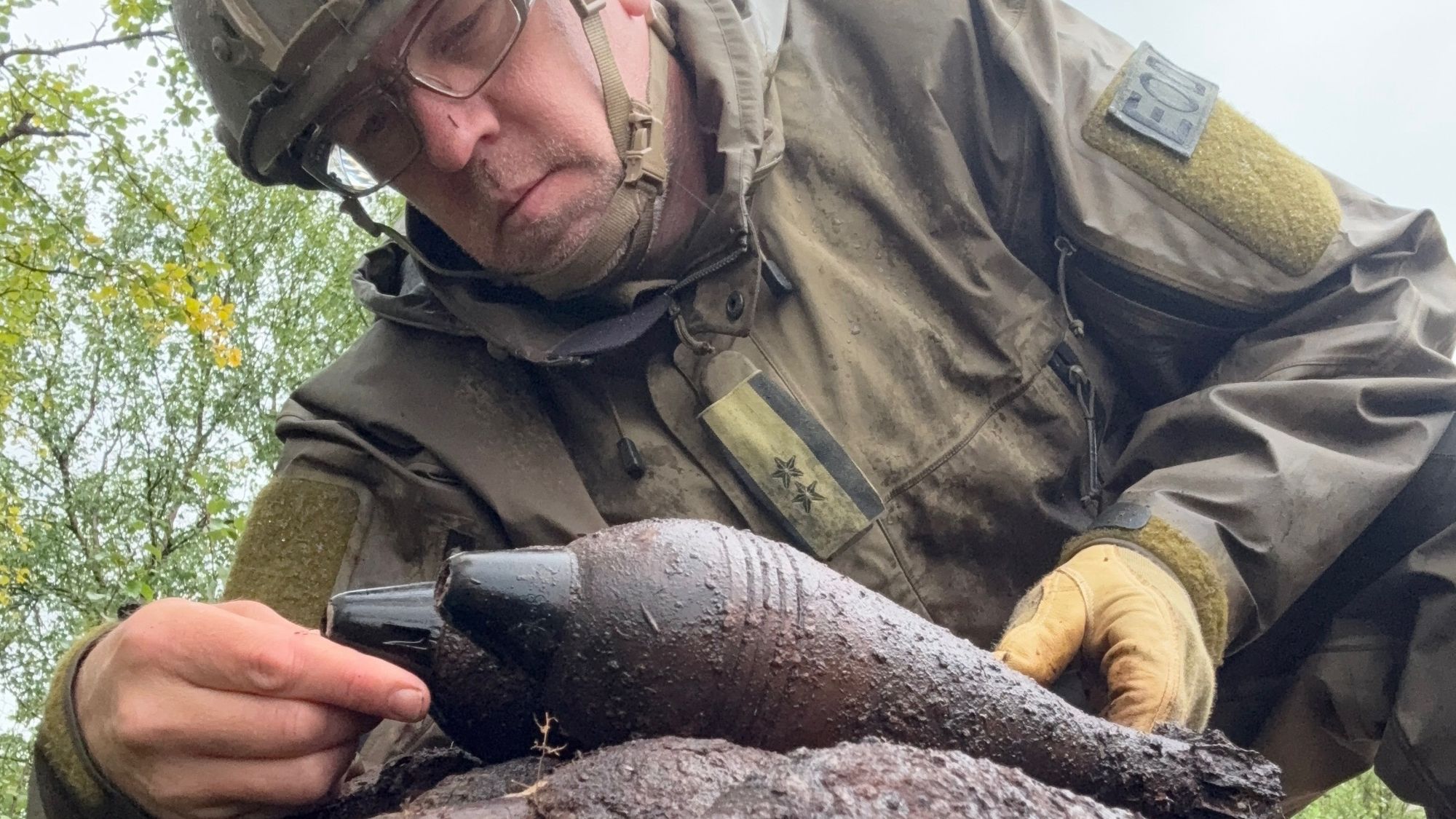 Det er dumpet store mengder ammunisjon i naturen. Det er særlig mye i Finnmark etter tyskernes tilbaketrekking i 1944, men også i krigsvrak langs kysten. Forsvaret har også dumpet ammunisjon frem til 1970-tallet. Det finnes ingen komplett oversikt.