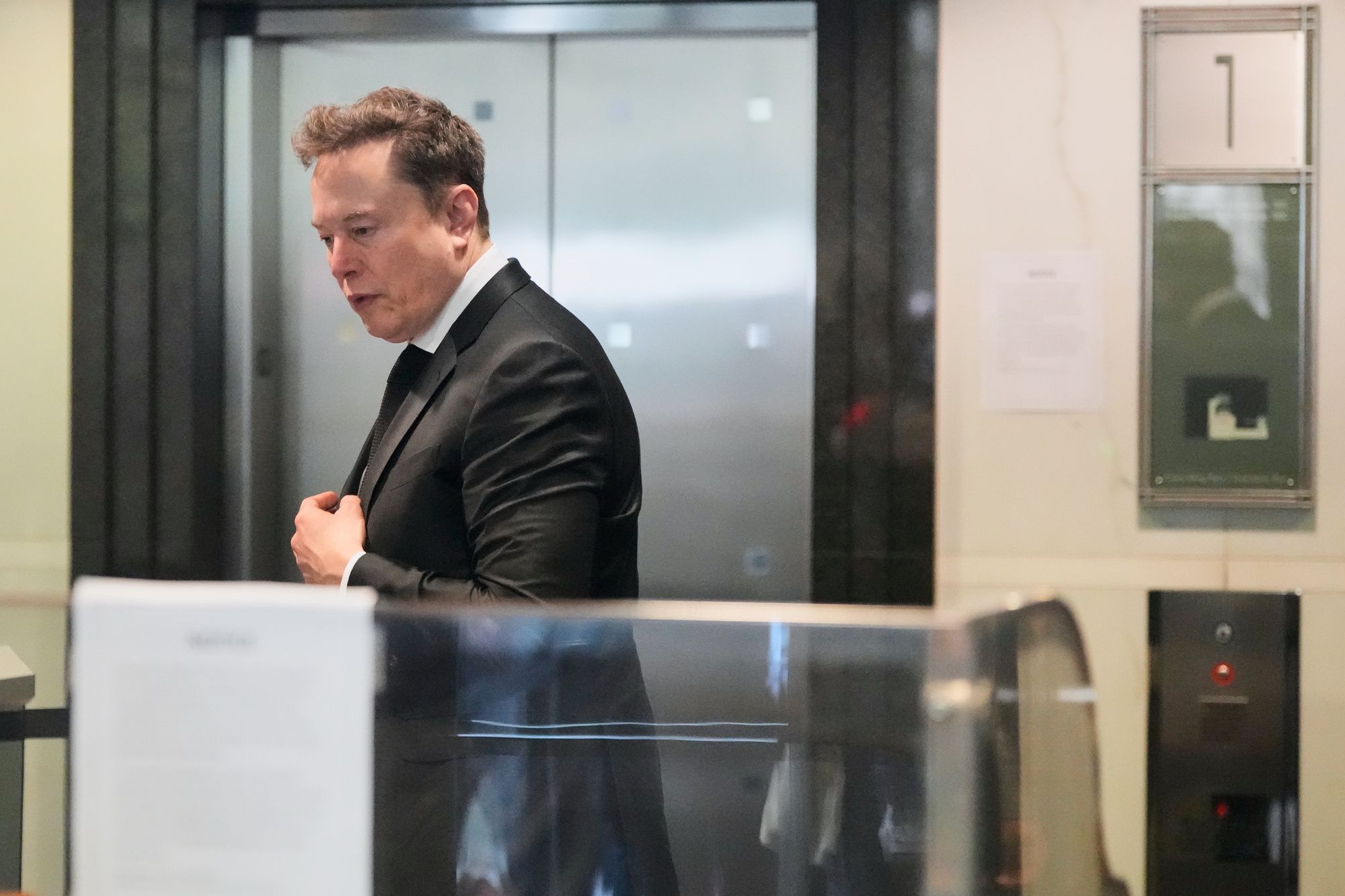 Elon Musk på vei inn i rettssalen for å vitne i søksmålet mot OpenAI. 