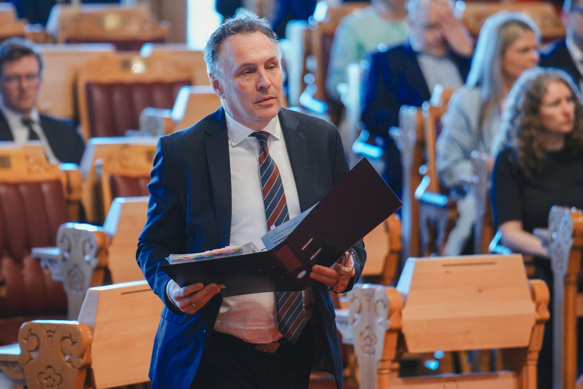 Forsvarsminister Tore Sandvik (Ap)
på vei opp for å svare på spørsmål i Stortingets spørretime onsdag.