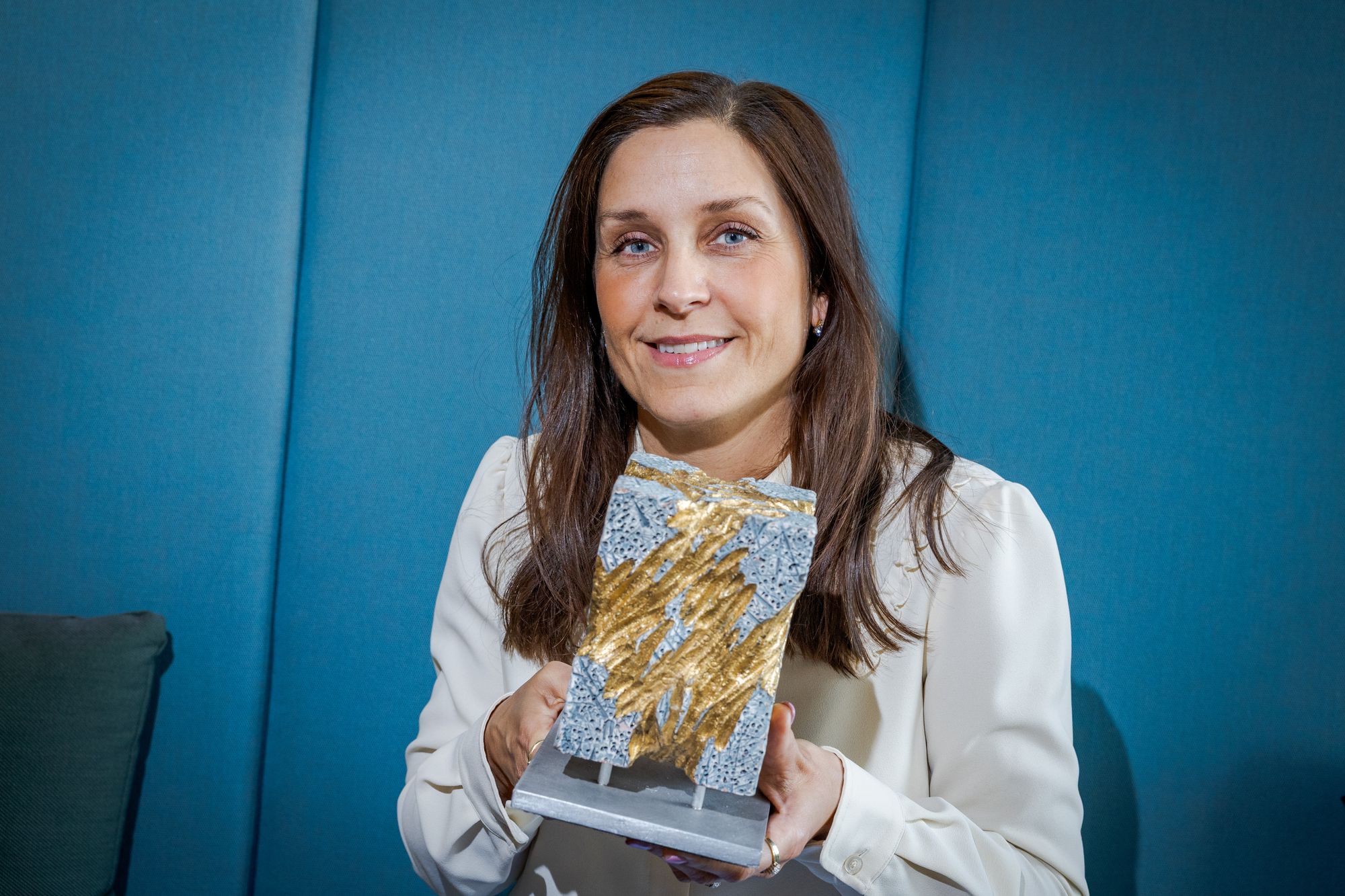 I 2024 vant Corvus Energy Norwegian Tech Award. Her får de blomster og diplom av Næringsminster Cecilie Myrseth på scenen i Kongsberg.