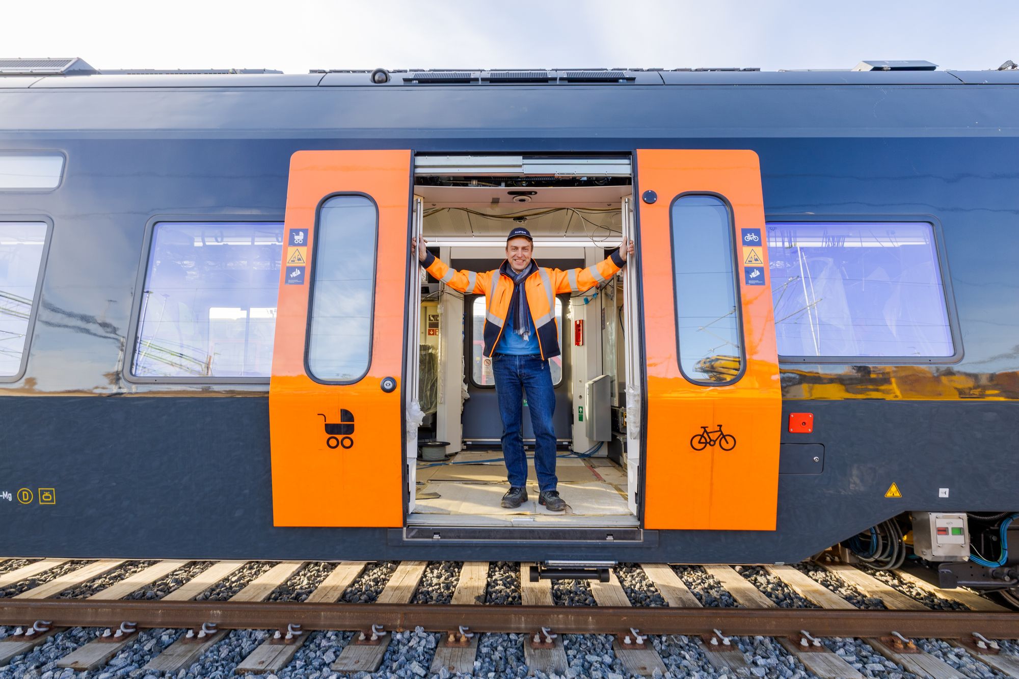 OSLO-DRAMMEN 20260428
Test av nye tog til lokaltrafikken til og fra Oslo. Innsiden/ utsiden er koblet til mange forskjellige sensorer for at produsenten skal vite hvordan toget oppfører seg på norske skinner. Dette gir dem vedifull informasjon på hvordan resten av togsettene skal produseres.
Martin czapnik, validation manager Alstom