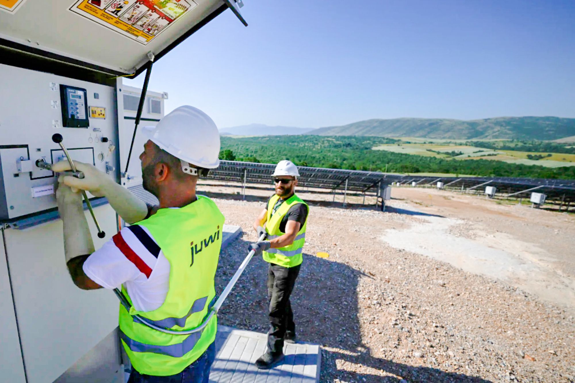 En solenergipark i Hellas, hvor vekselretterne kommer fra Kina. 