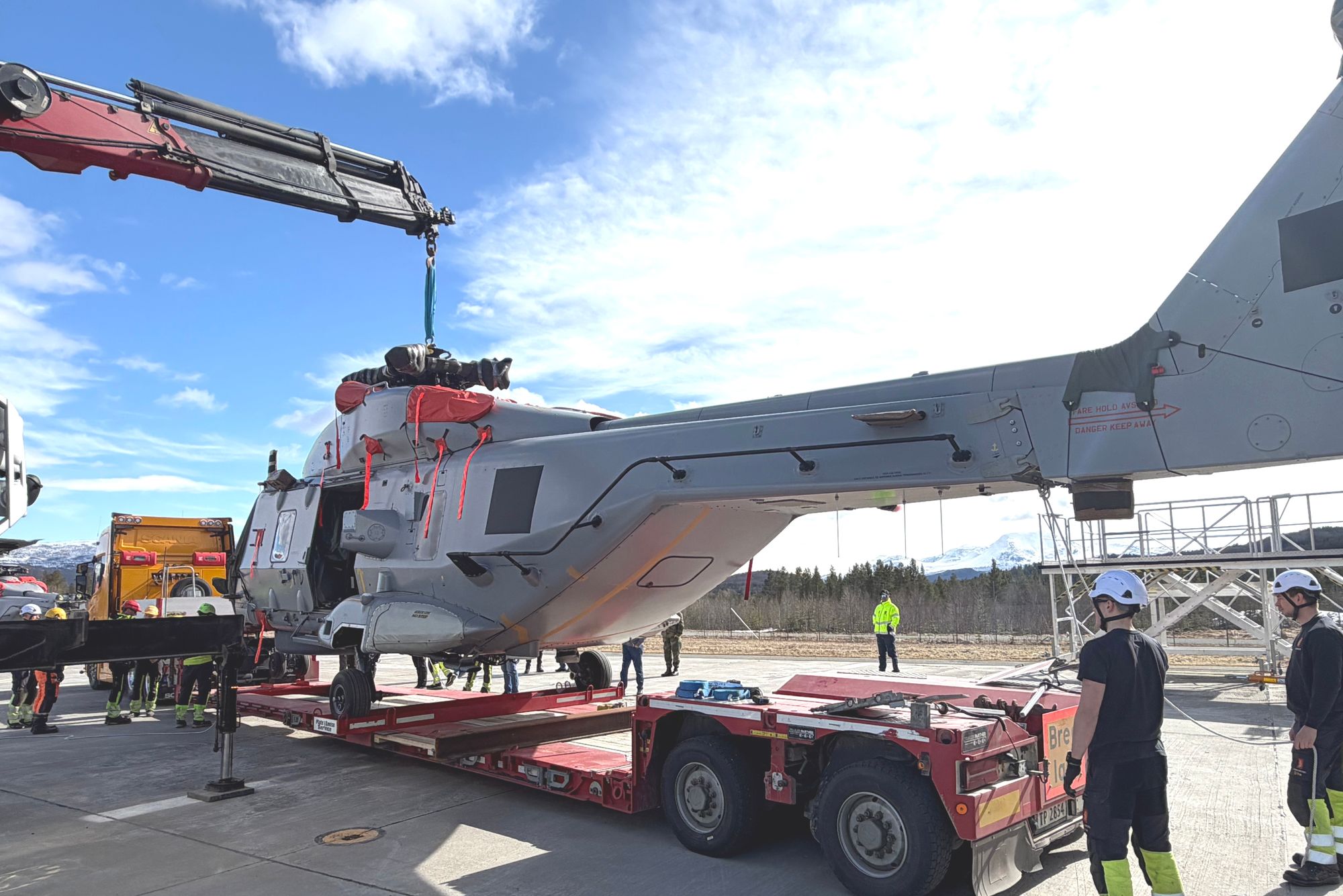 Helikopter klargjøres for transport fra Bardufoss. 