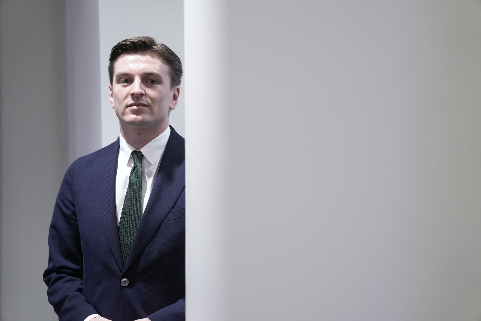 Høyres nestleder Ola Svenneby lurer på hvor kunnskapsminister Kari Nessa Nordtun (Ap) er blitt av i debatten om KI i skolen. 
