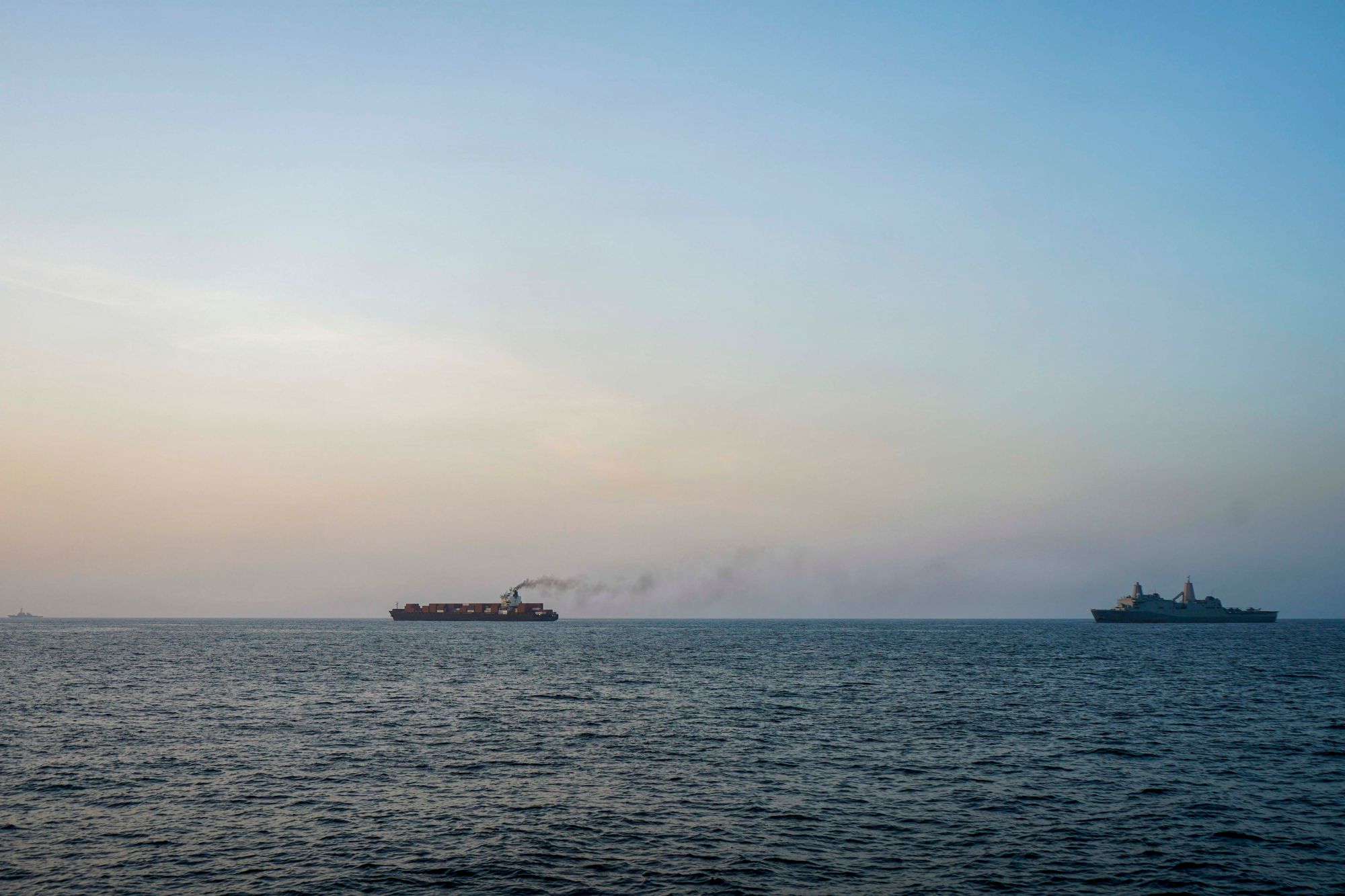 Amerikanske styrker patruljerer i Arabiahavet 20. april. USA har innført blokade mot iransk skipstrafikk. Skipet på bildet skal ha vært på vei mot Iran, og ble stanset.