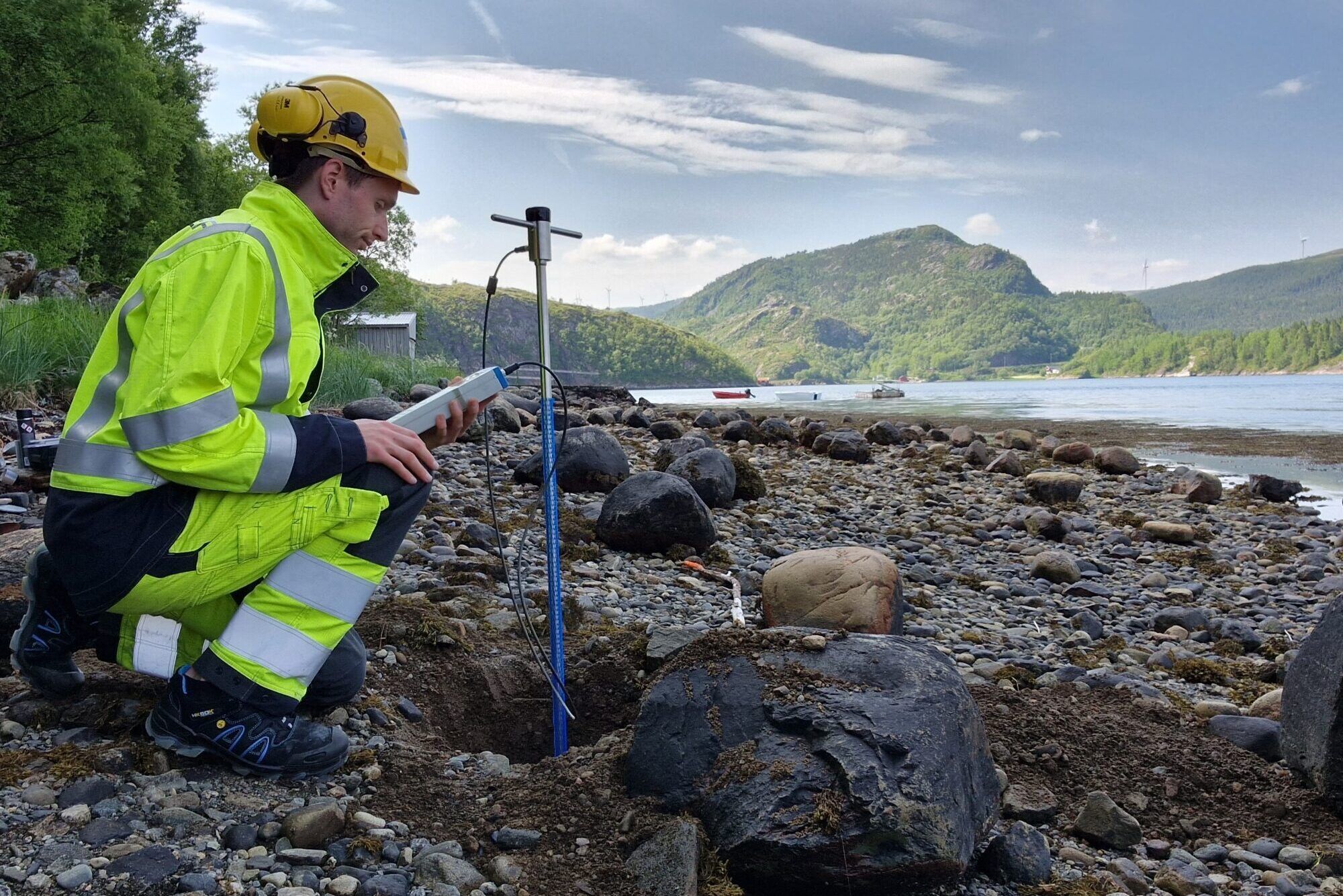  Jordmaterialer som sand, pukk og andre masser rundt kraftkabler har stor betydning for kabelens evne til å frakte strøm. Kunnskap om disse egenskapene er avgjørende for både dimensjonering og verifikasjon av kabelanlegg. 