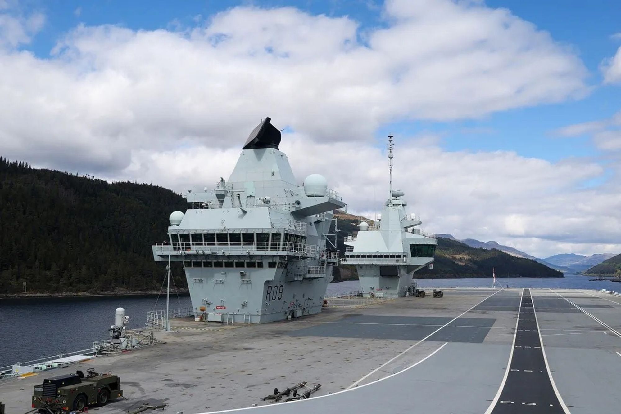 HMS Prince of Wales seilte ned Loch Long i Skottland på vei til Norge tidligere denne uka.