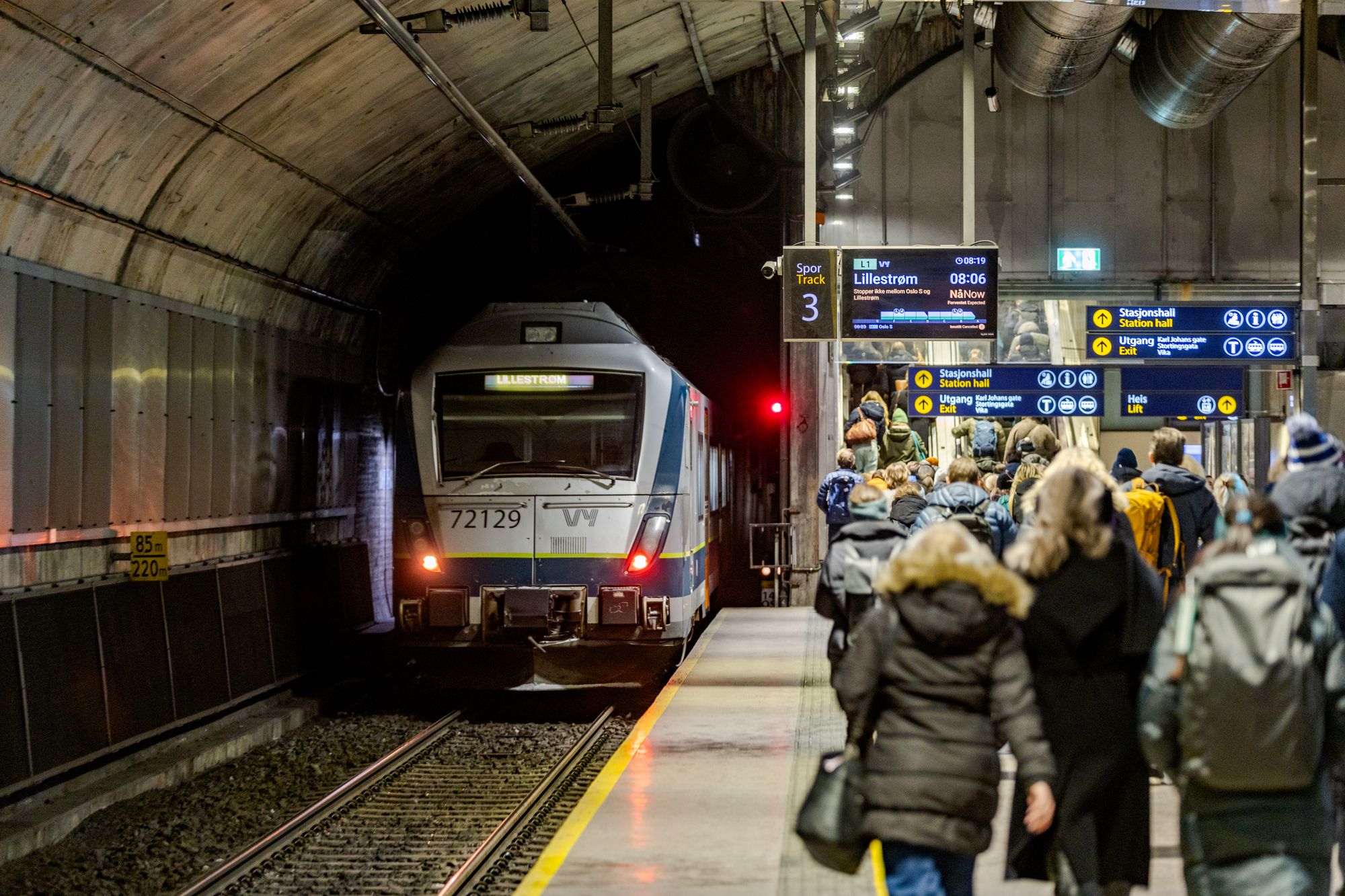 Togene går tett gjennom Nationaltheatret i morgenrushet. Ifølge Bane Nor kan små forsinkelser raskt forplante seg til store deler av trafikken.