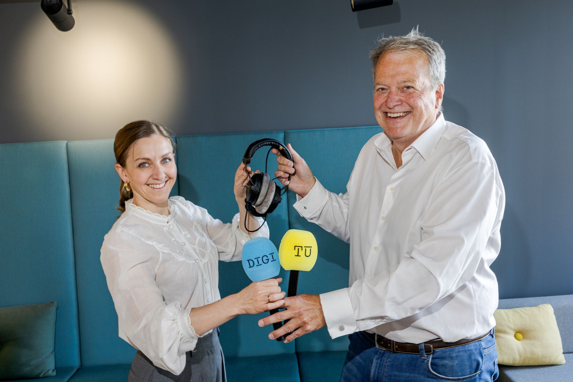Jan M. Moberg gir podkastmikrofonen videre til Ellen Viseth som blir den nye verten i podkasten Teknisk Sett.