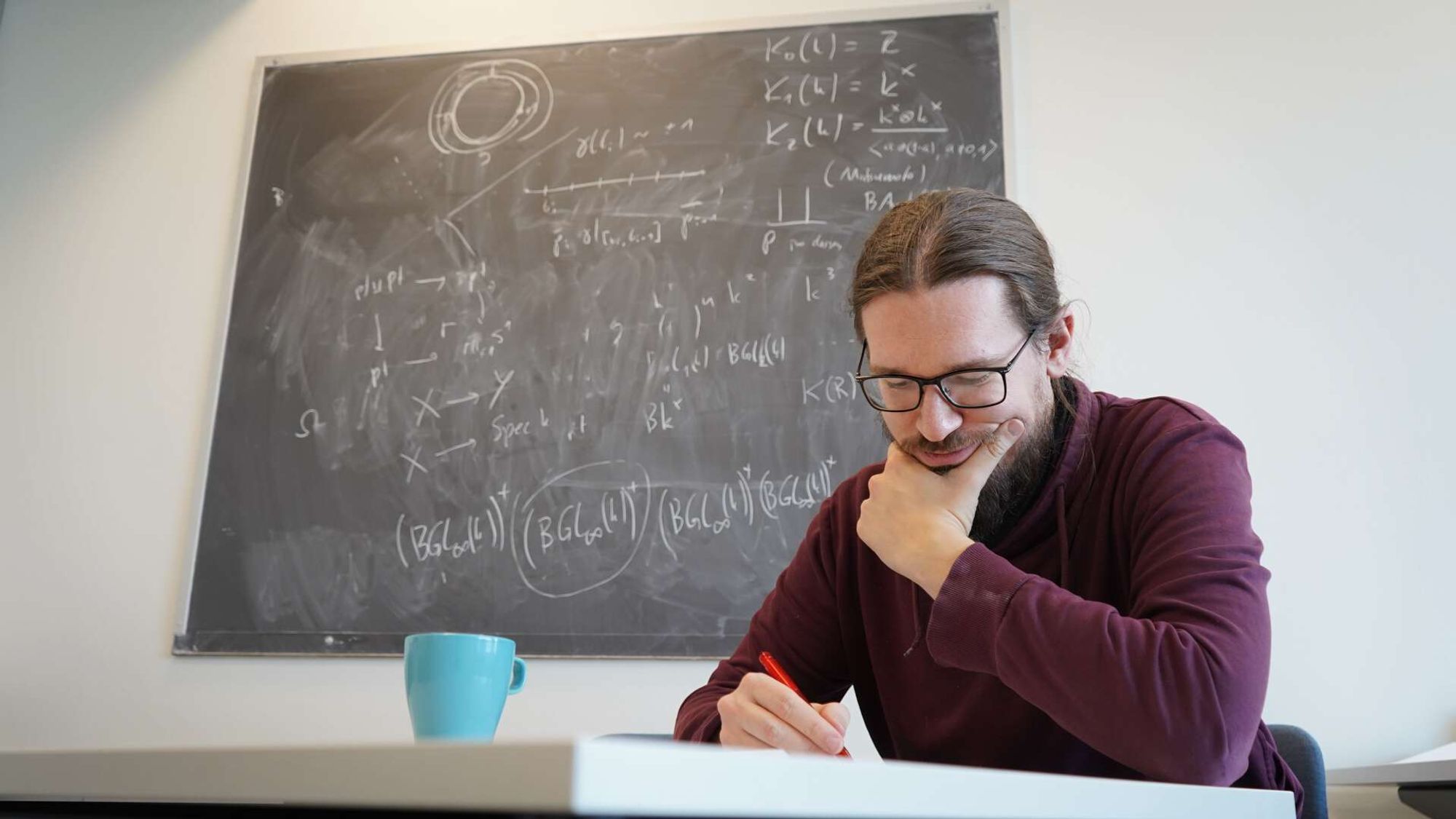 I tallsystemene Achim Krause jobber med, er hvert punkt uendelig. Da er det ikke plass i en datamaskin. 