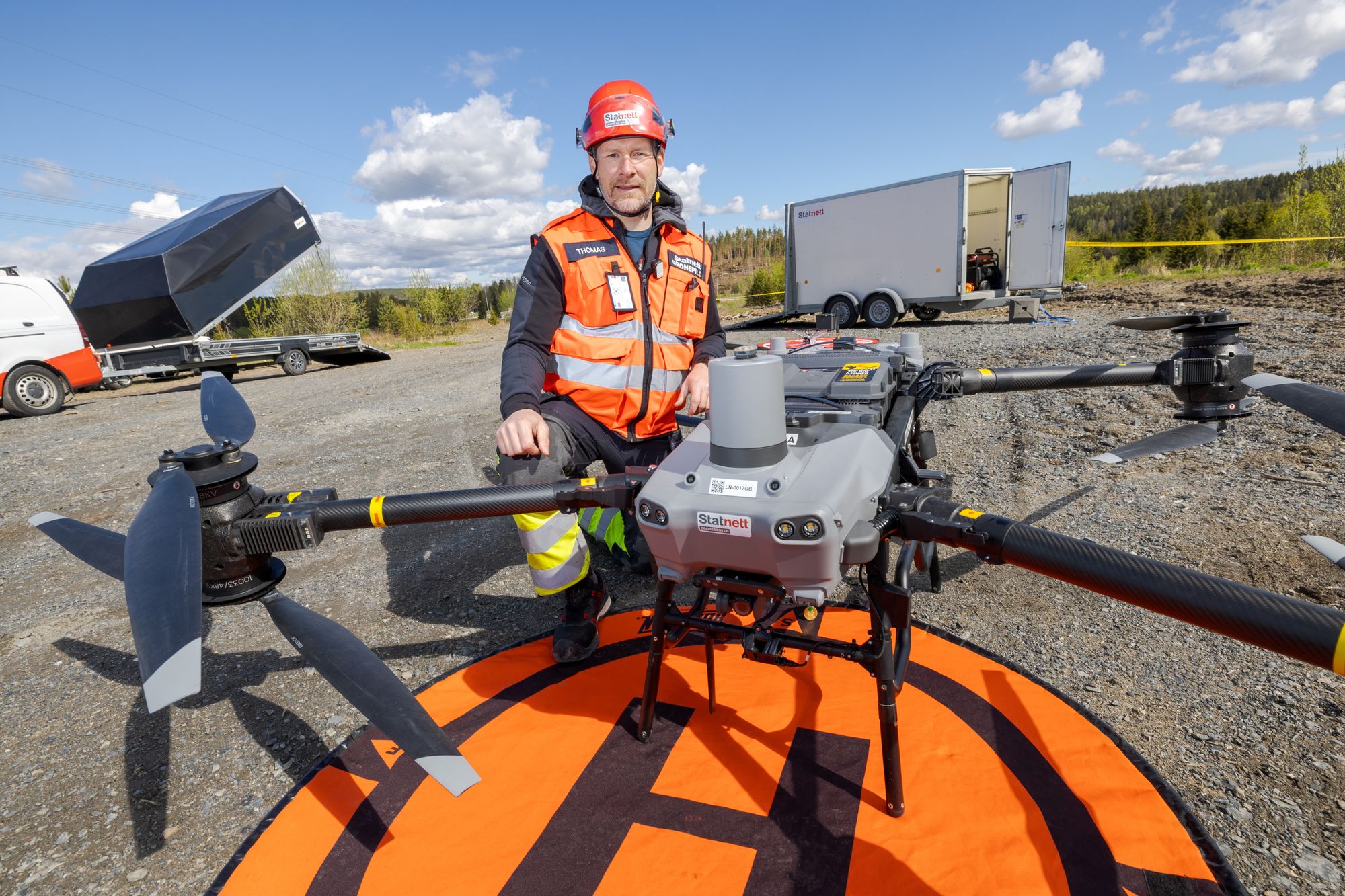 OSLO 20260512
Statnett bruker drone for å frakte utstyr til montører som arbeider i mast. Arbeid i høyspentmast, montering av utstyr i høyden ved hjelp av drone.
Før dette måtte en bruke blant annet helikopter til dette arbeidet.