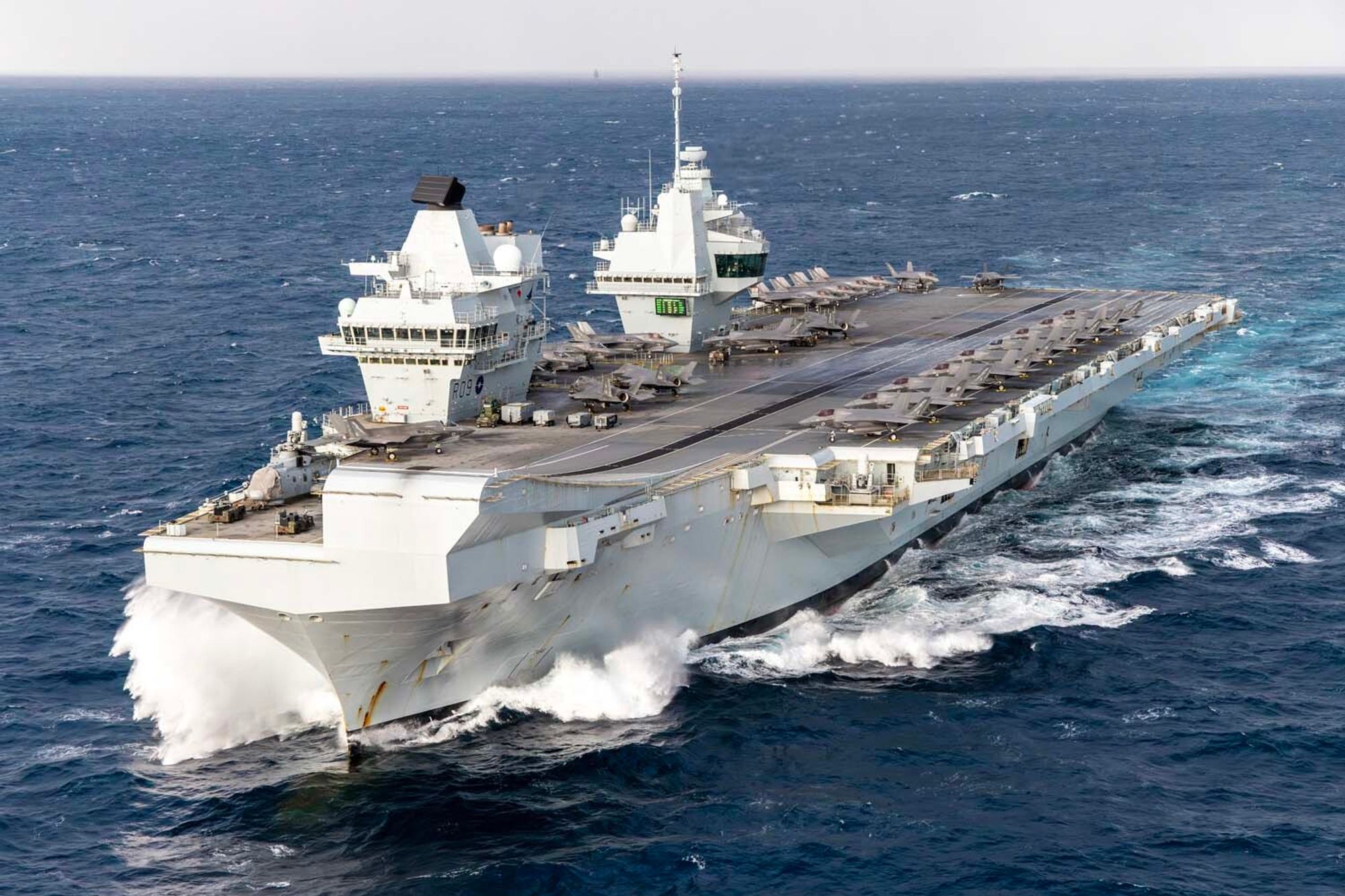 Det britiske hangarskipet HMS Prince of Wales til sjøs. Det er uklart om skipet har med seg kampfly når det ankommer Stavanger.