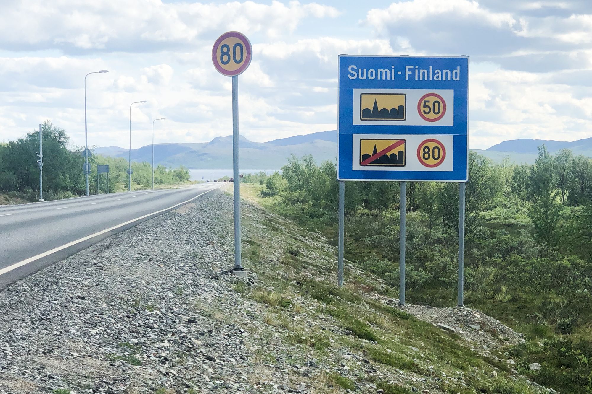 Grensen mellom Norge og Finland ved Kilpisjärvi. Den aktuelle veistrekningen er litt lenger inn på finsk side.