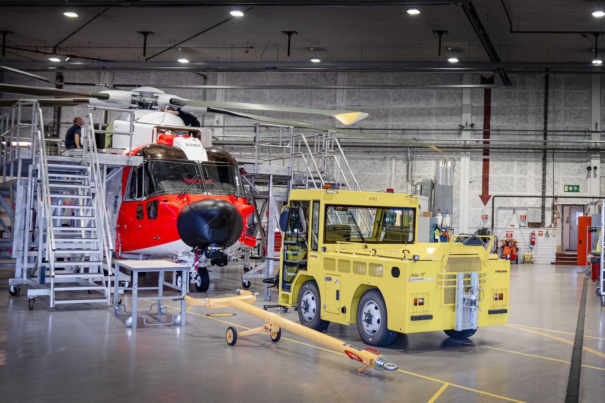 AW101 SAR Queen-helikopteret som hadde et uhell på Haukeland universitetssykehus i slutten av februar. Her inne til vedlikehold på Sola, 25. august 2022.