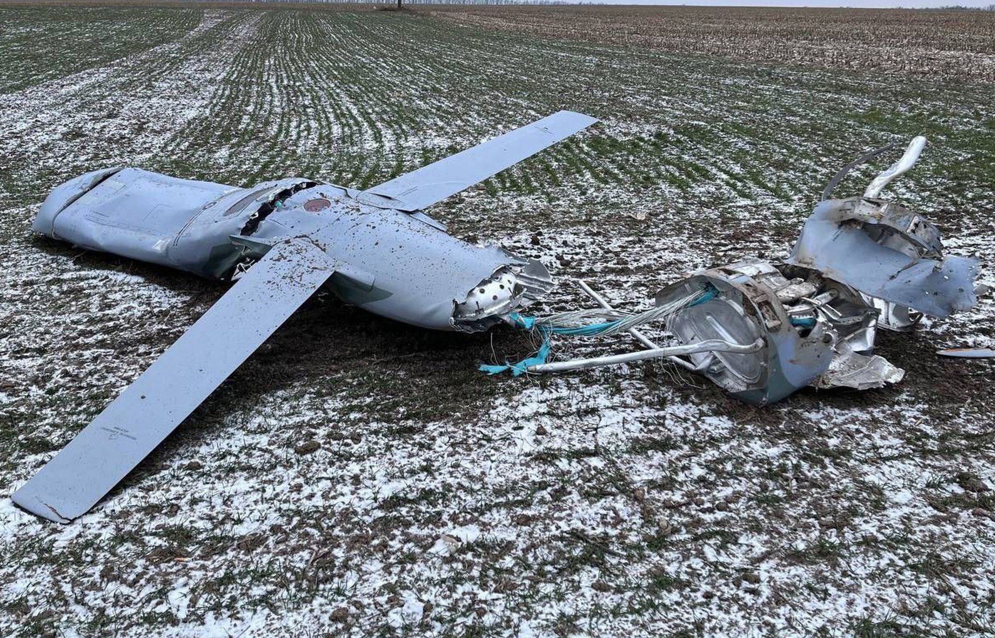 Kh-101-kryssermissiler henger under vingene på et russisk Tupolev Tu-95-bombefly. Bildet er flere år gammelt.