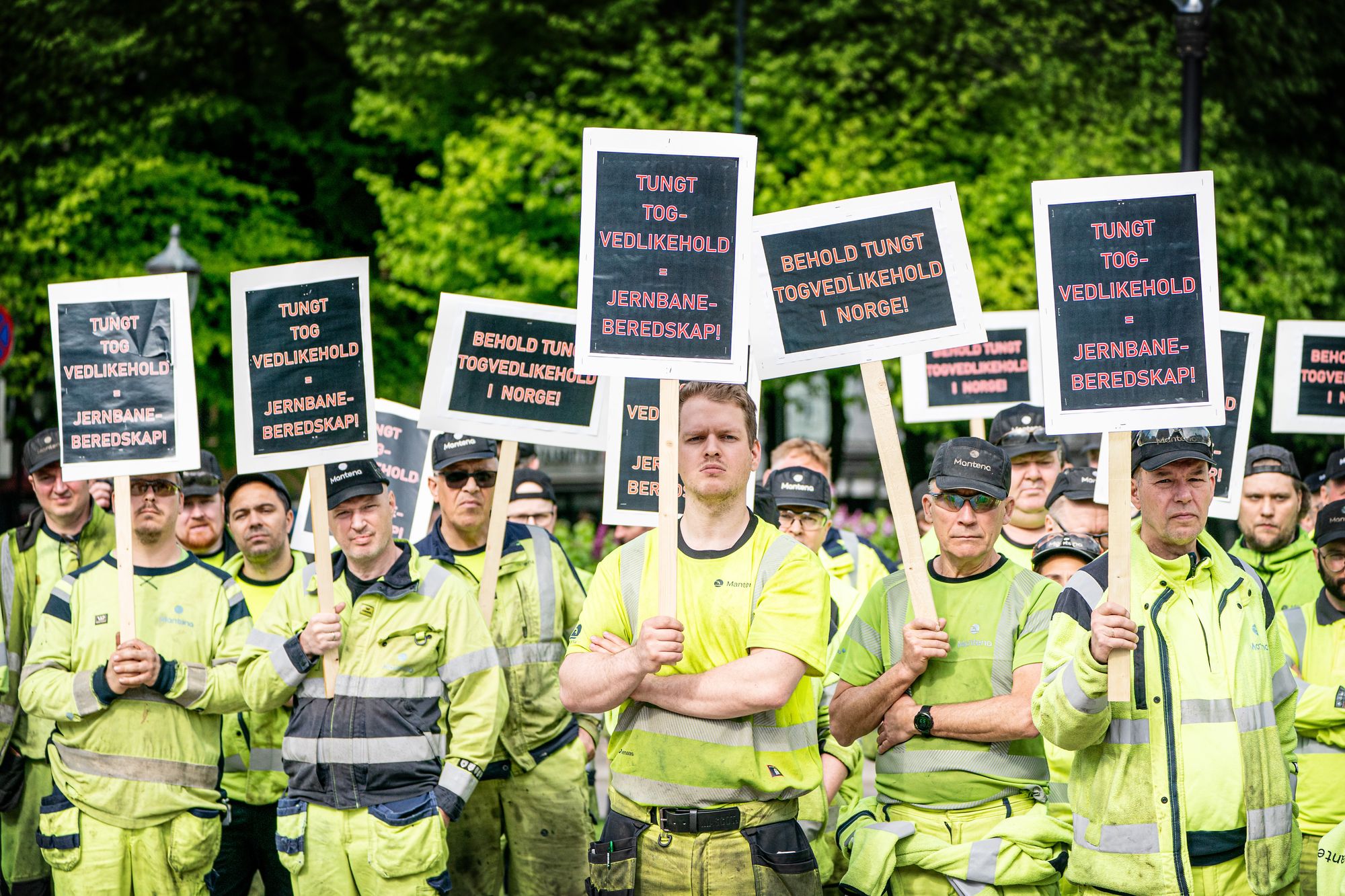 Et hav av gulkledde Mantena-ansatte møtte opp foran Stortinget tirsdag. Hva de mener om regjeringens forslag, var tydelig.